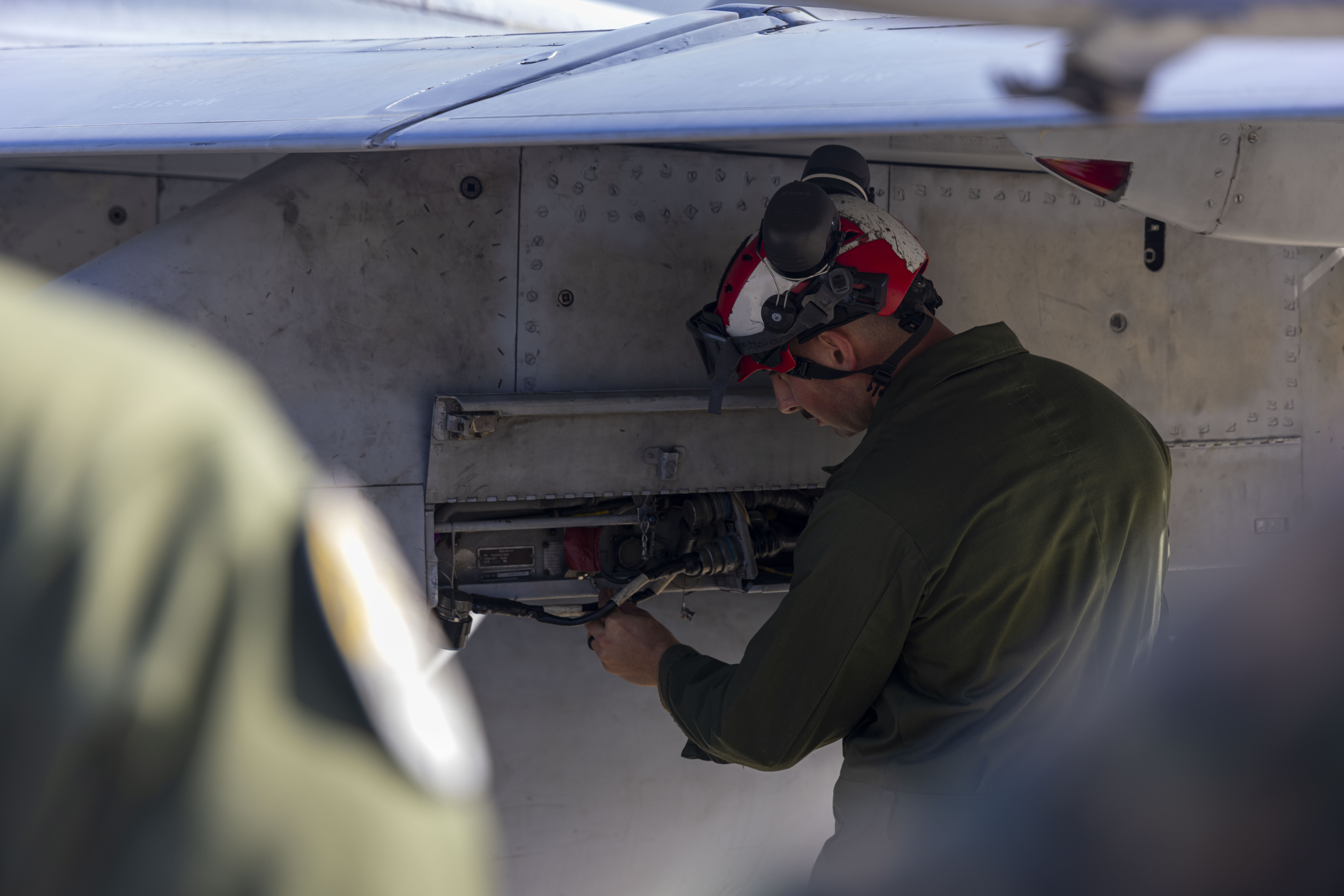 US-Marines der VMFA-232 laden Munition