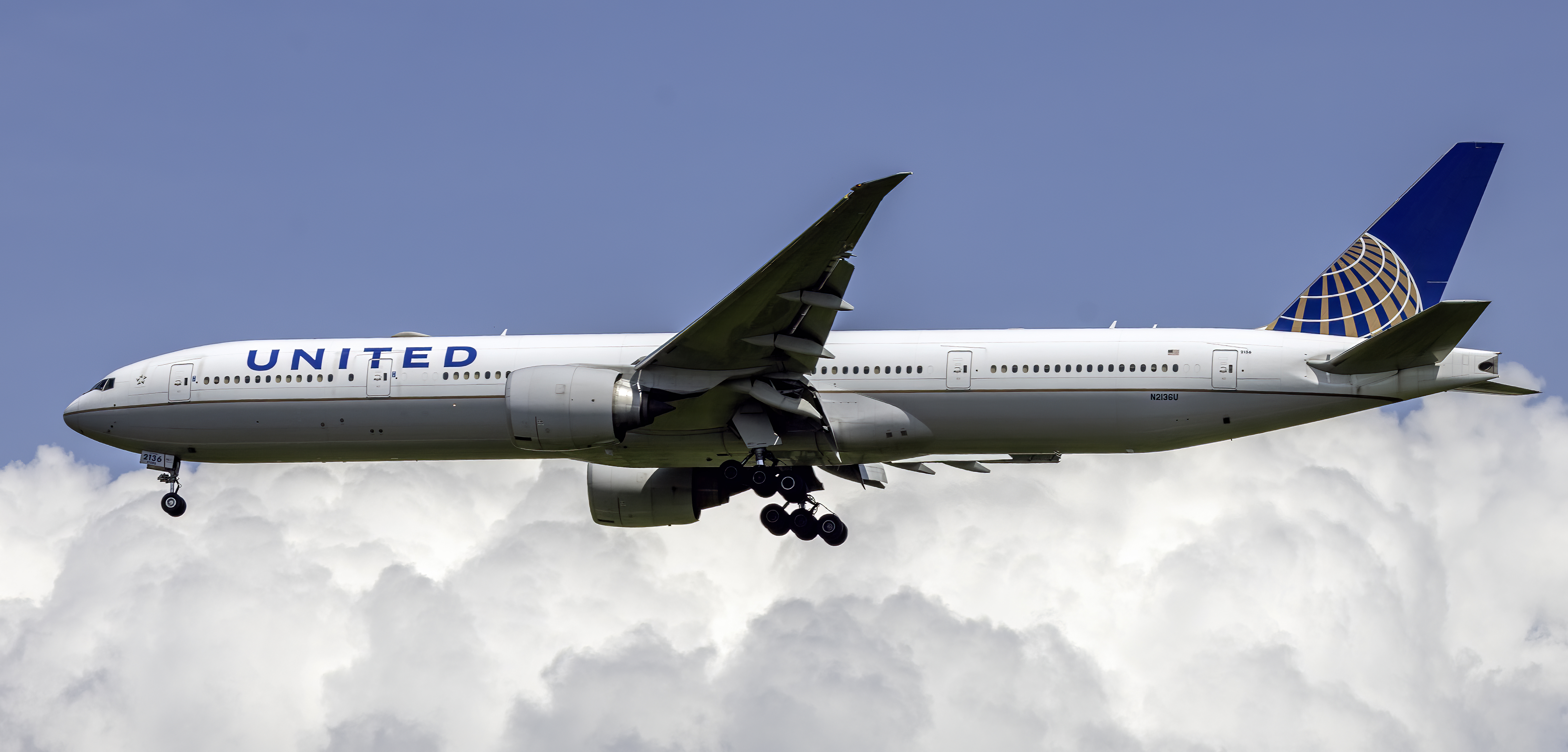 United Boeing 777-300ER N2136U IAD VA2