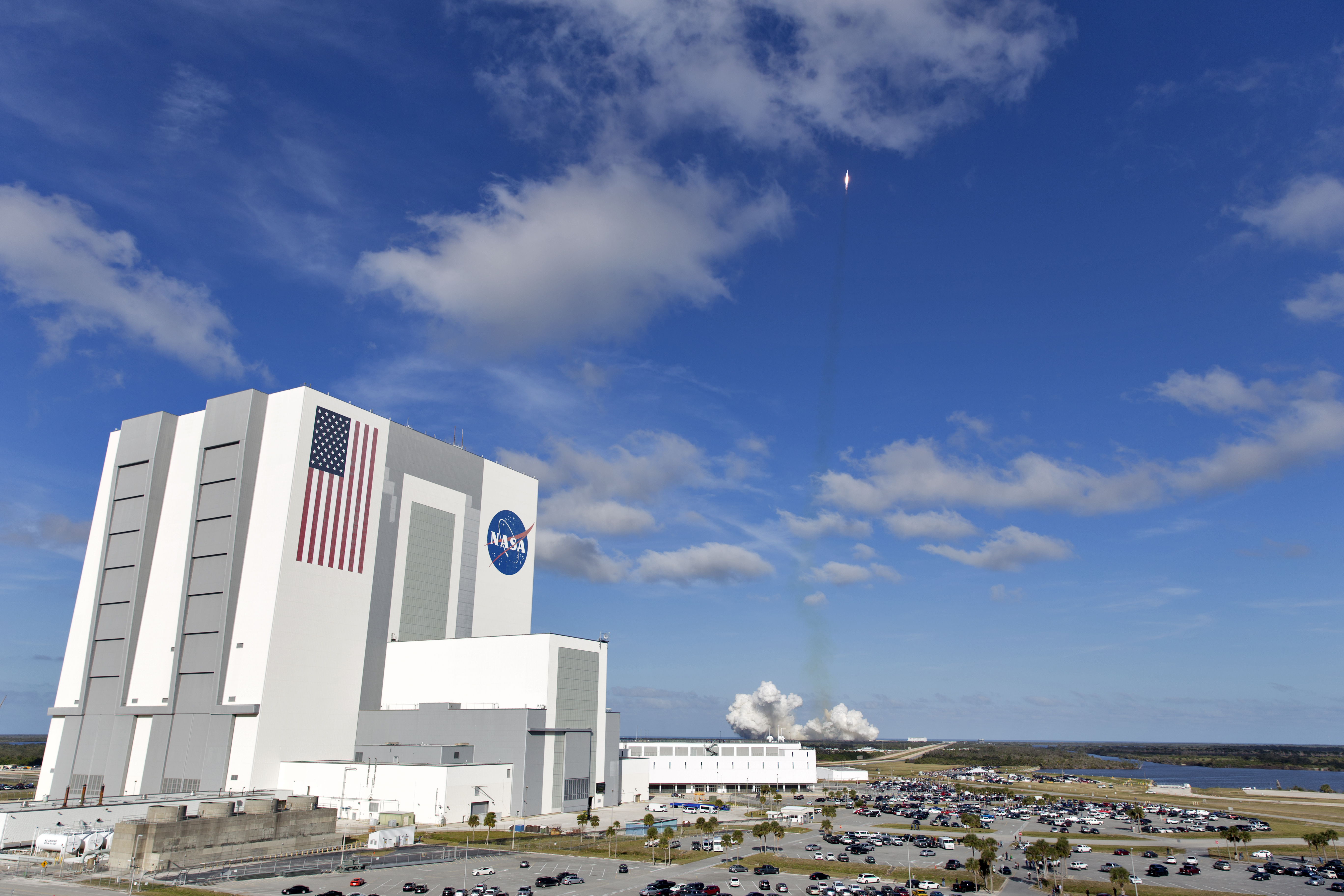 VAB avec un Falcon Heavy décollant en arrière-plan 01