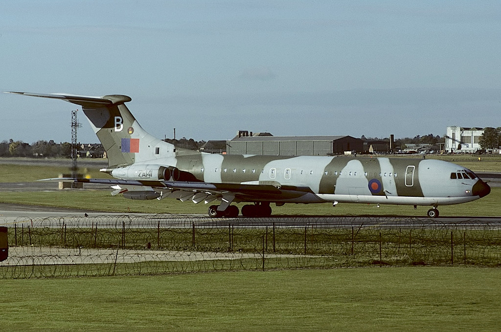 Vickers VC10 K 2 ZA141, Escuadrón 101, rodando con el esquema de camuflaje experimental, RAF Brize Norton, 1985