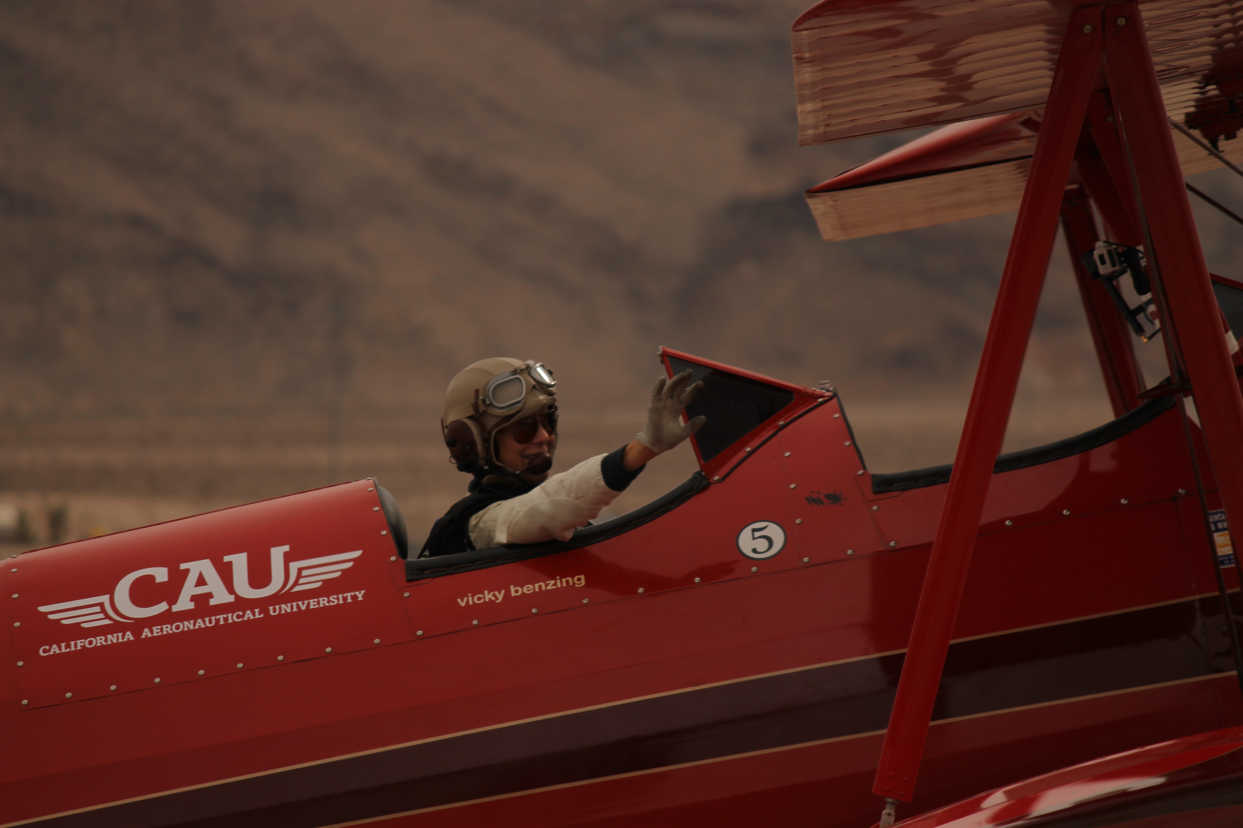Vicky Benzing saluant le public lors d'Aviation Nation, 2017