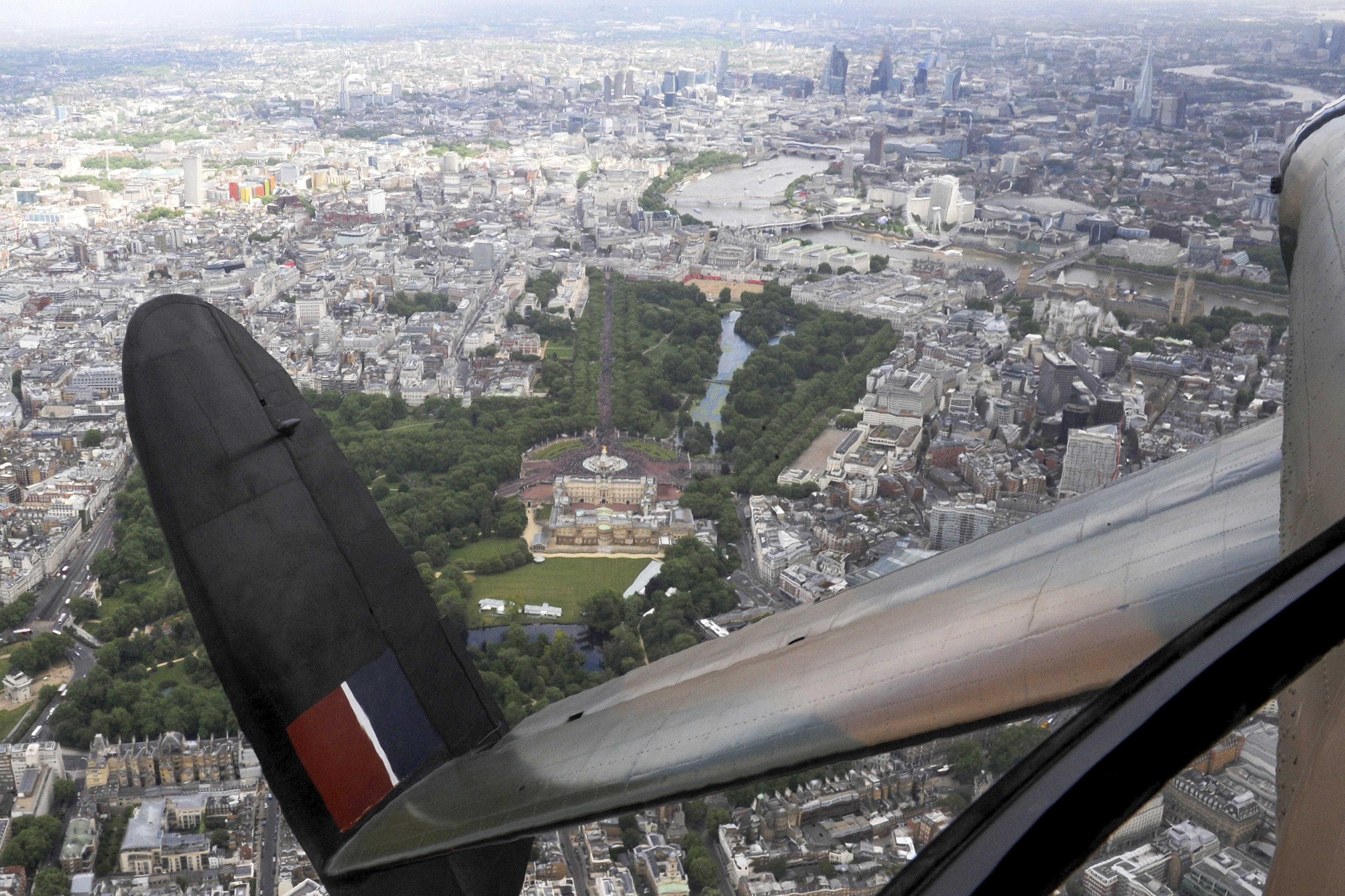 Vista verso poppa dalla torretta armata dorsale mediana del Lancaster della BBMF in volo su Londra