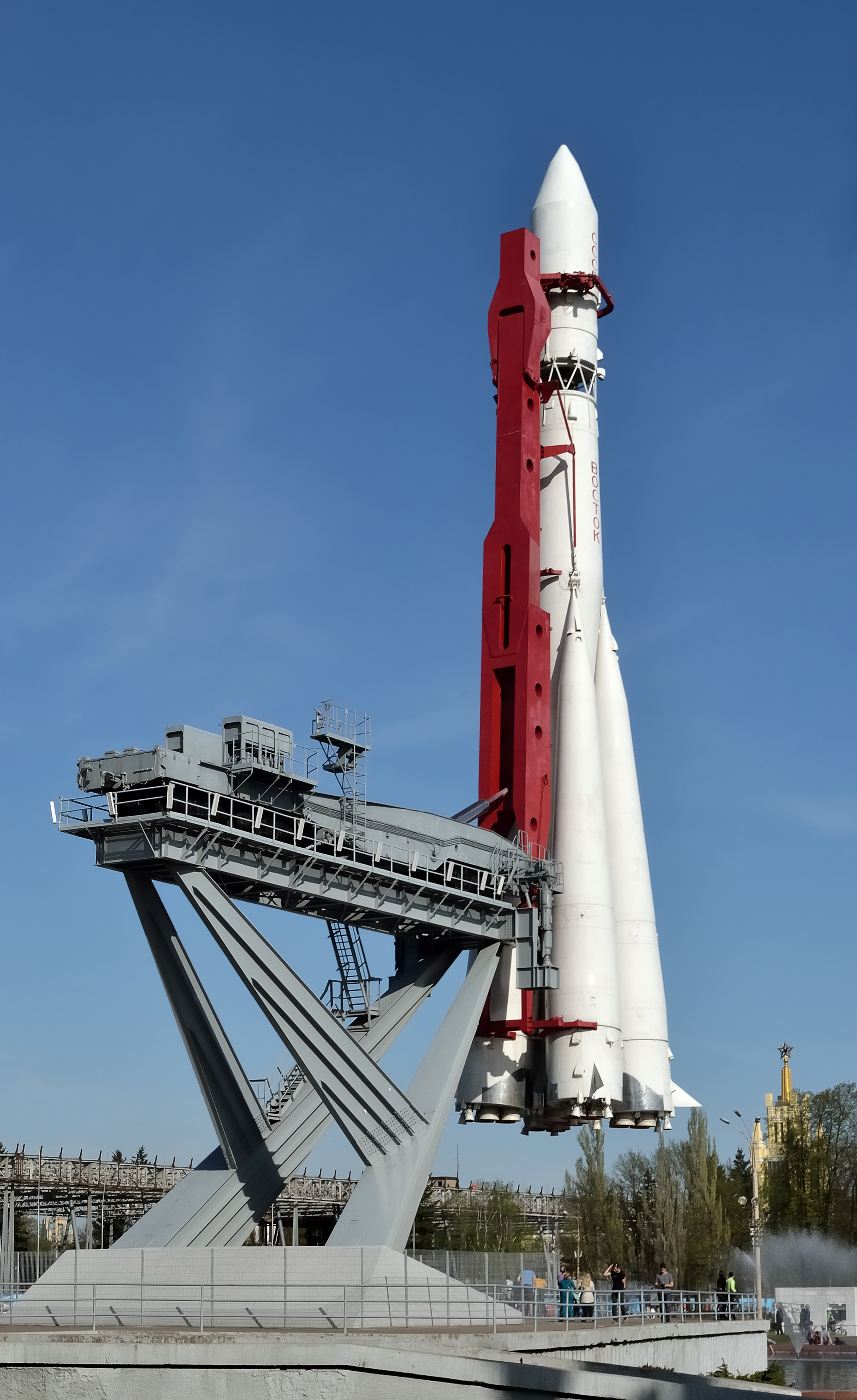 Modello a grandezza naturale del Vostok 8K72K davanti al Padiglione n. 32 Cosmos, VDNKh