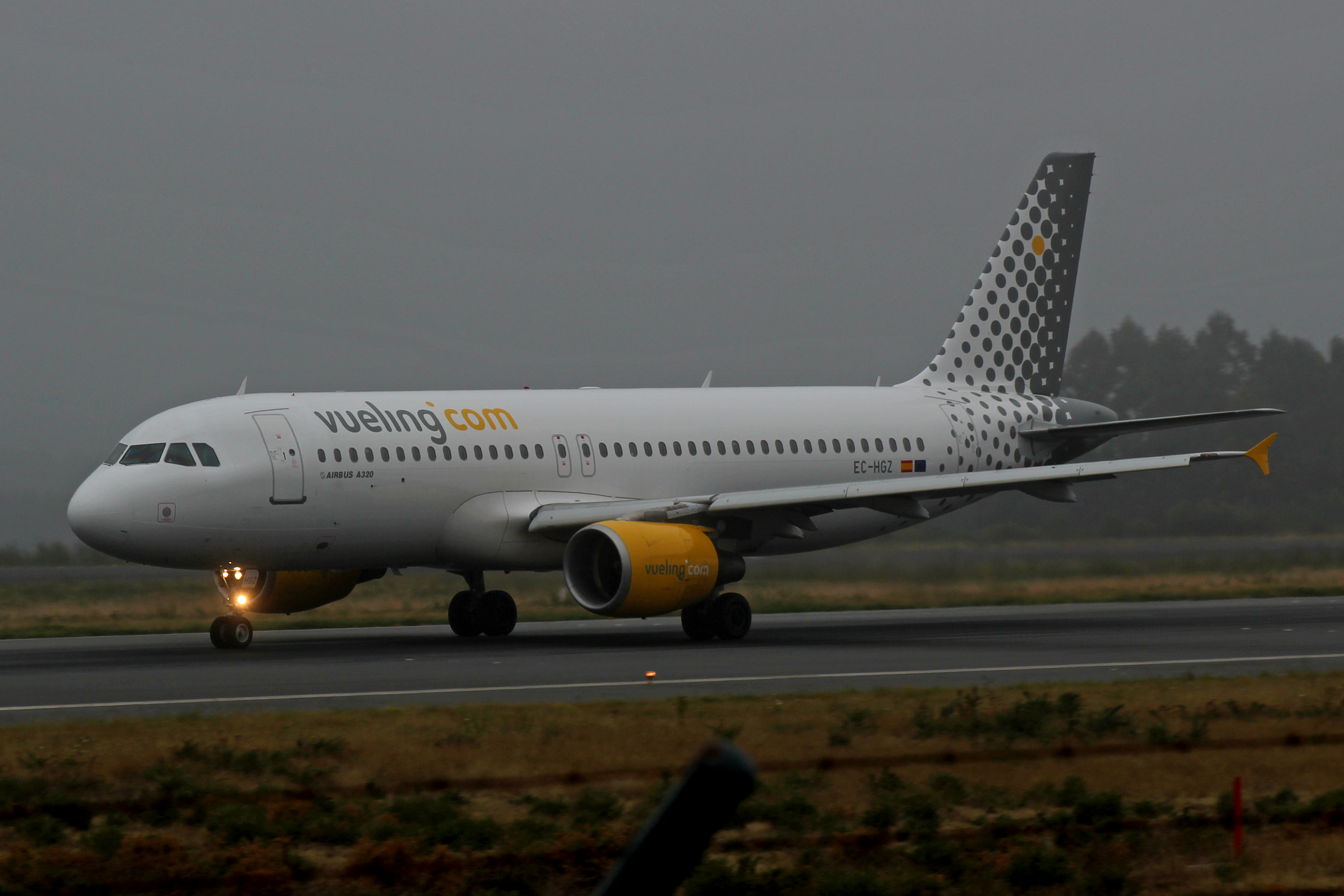 Vueling (Airbus A320), imagen de archivo: aeropuerto de Santiago de Compostela, 2013