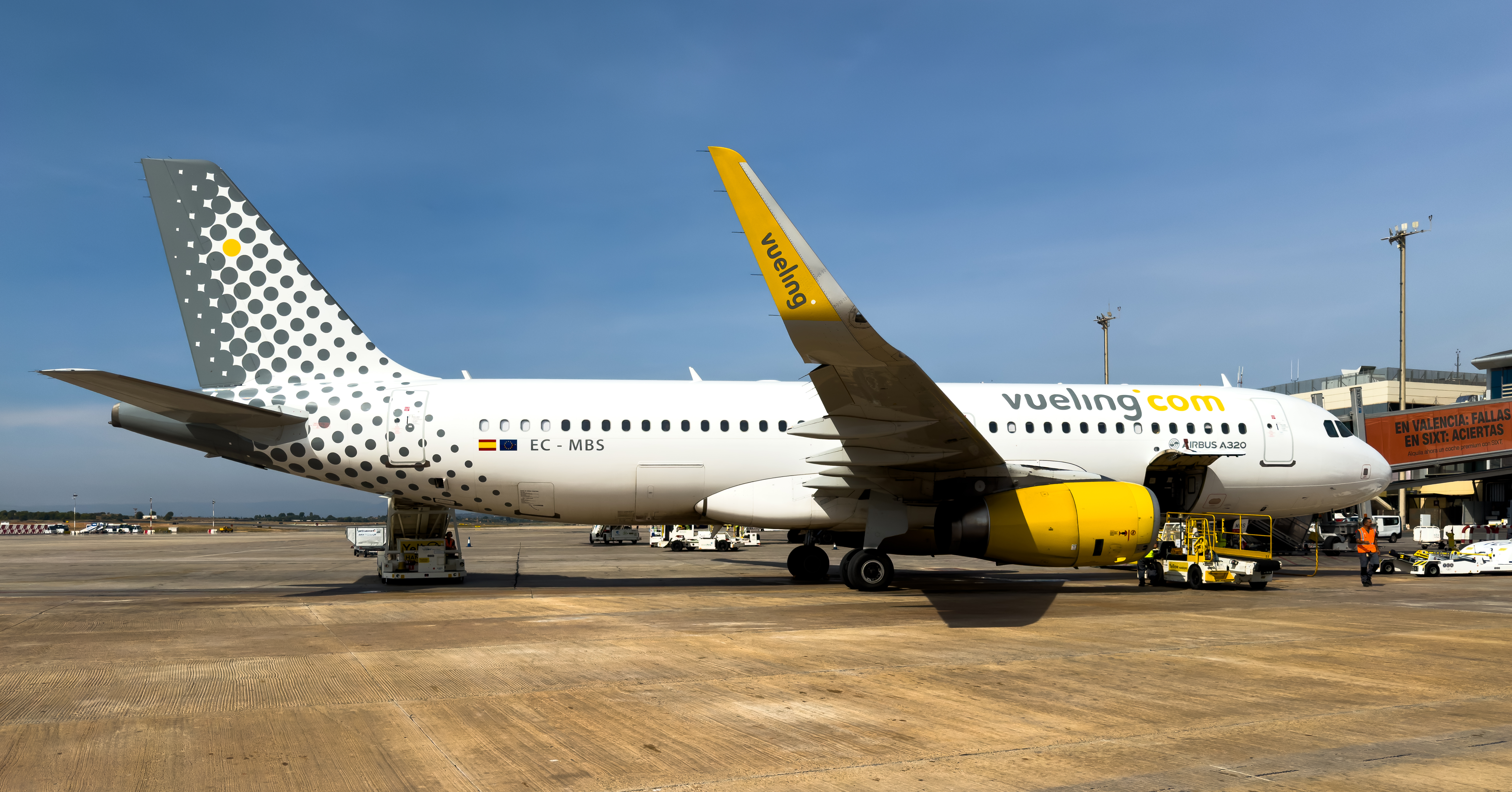 Vueling Airbus A320 (EC MBS) @ VLC, October 2025