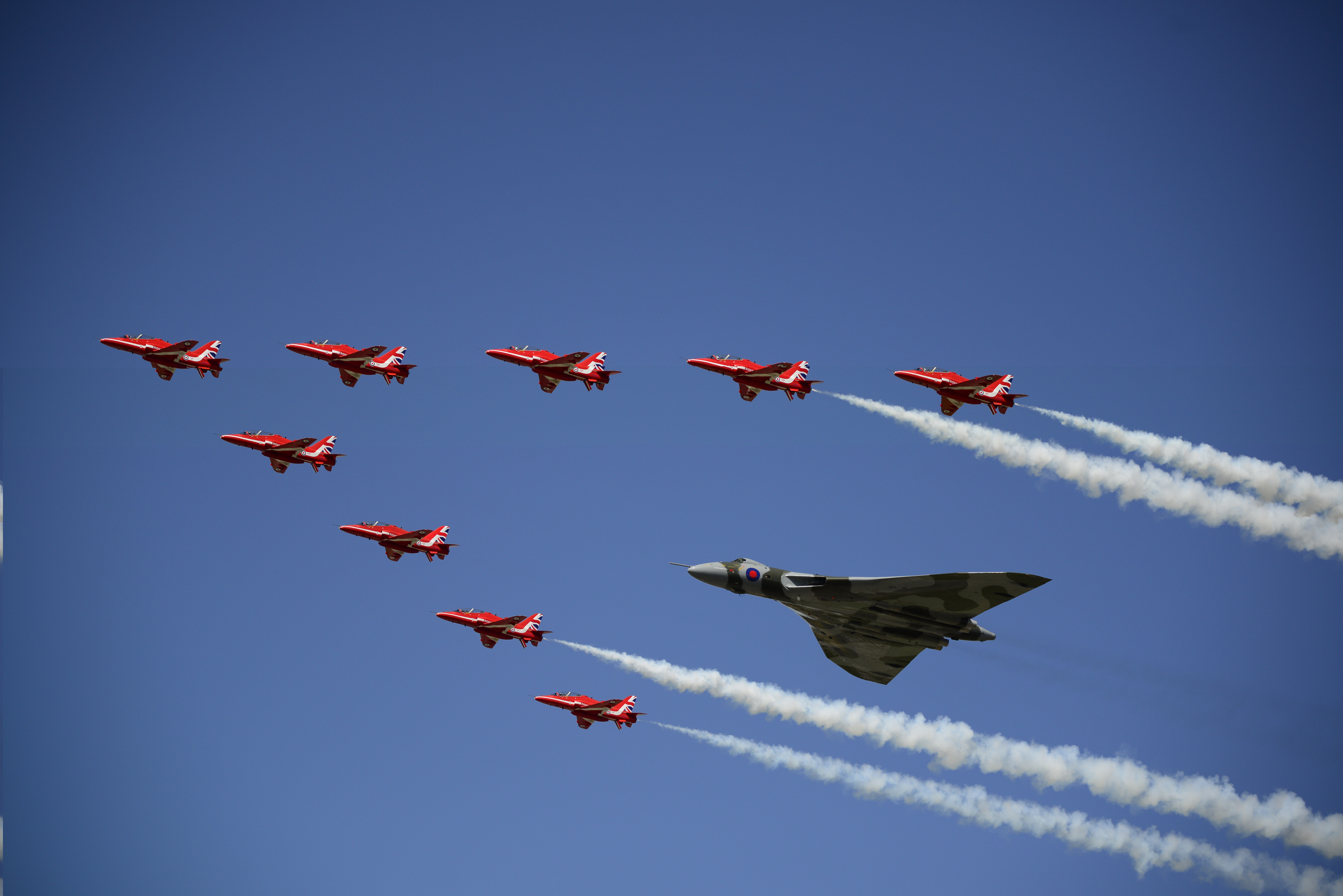 Bombardero Vulcan y desfile aéreo de los Red Arrows - La Reina y su Guardia Pretoriana