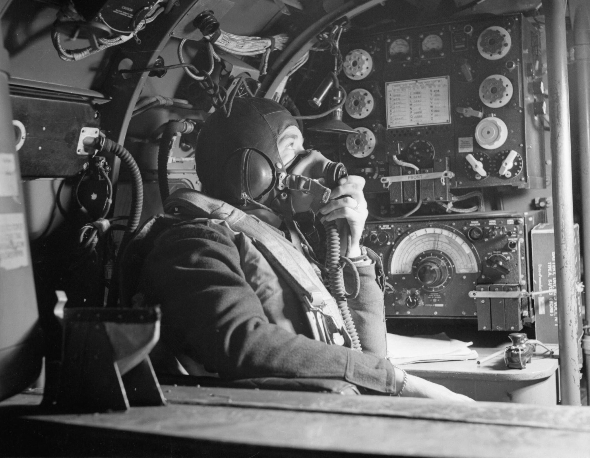 El operador de radio de un Lancaster del Escuadrón 57 ante su equipo transmisor-receptor Marconi