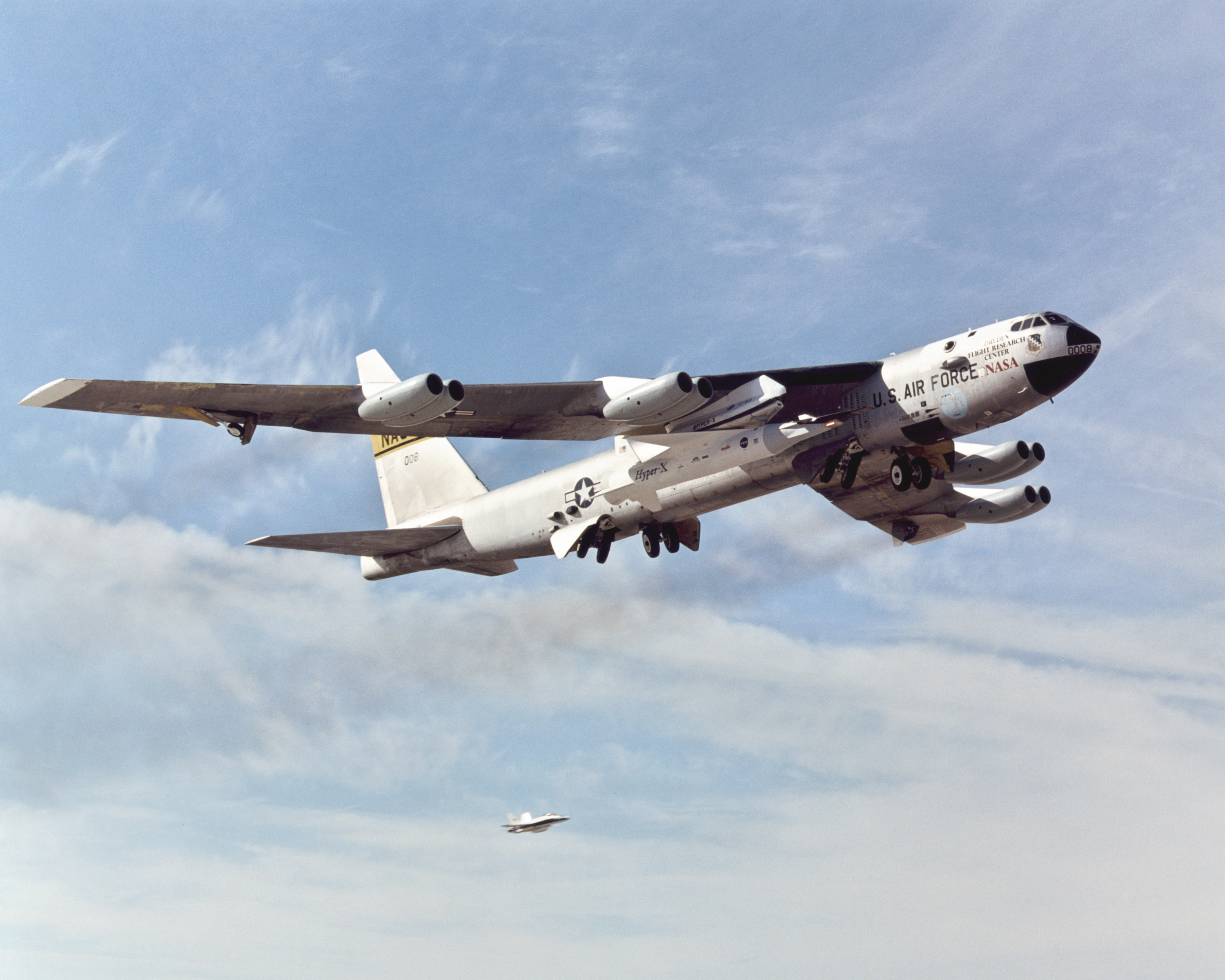 X-43A und seine Trägerrakete unter dem Flügel der B-52B