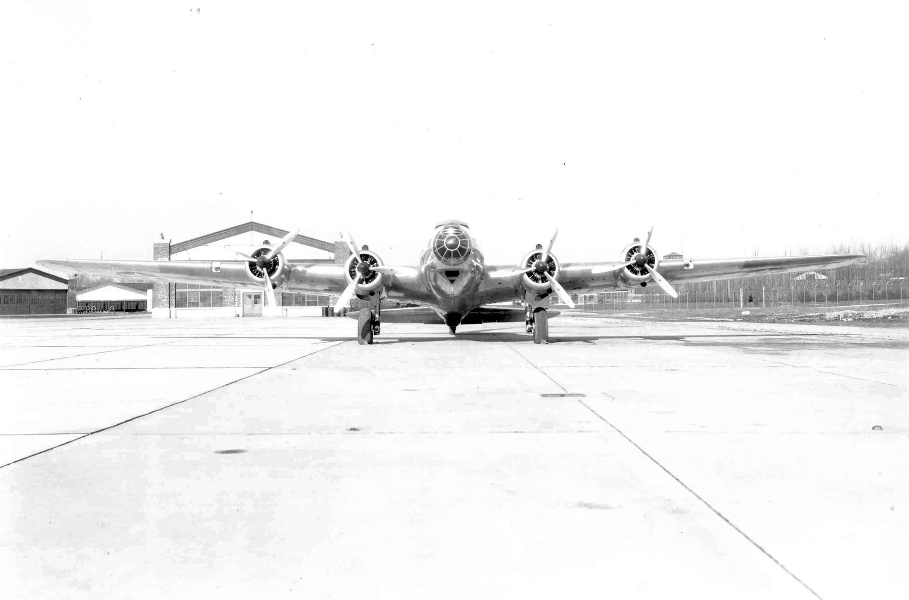 Y1B-17, vista frontale