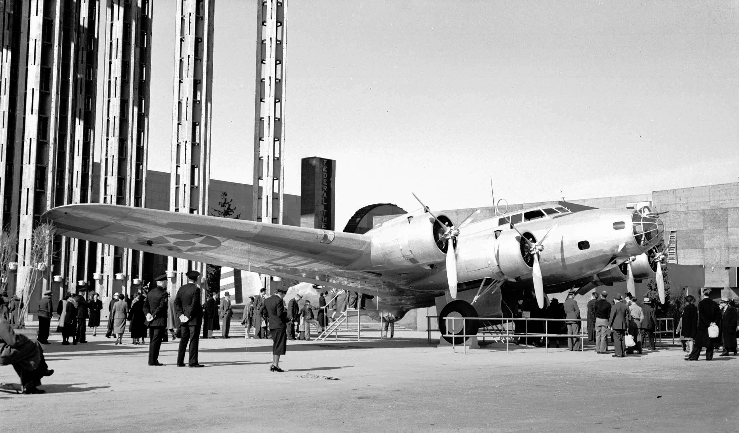 Y1B-17 (Model 299B), tre quarti in pista