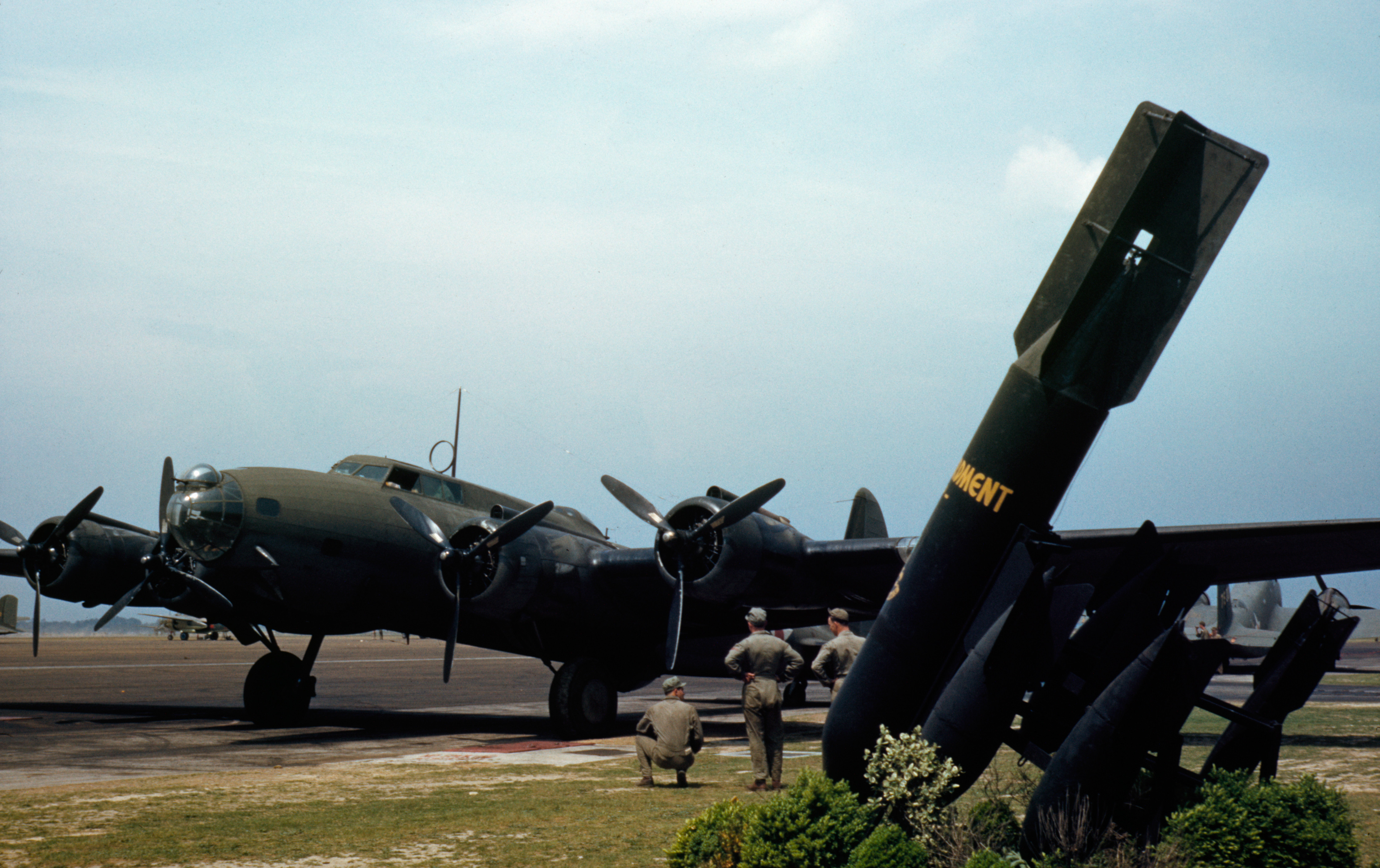 YB-17 auf dem Langley Field, Virginia, mit Verzierung