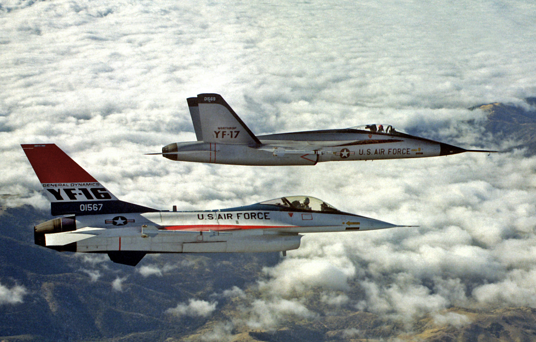YF-16 und YF-17 im Flug