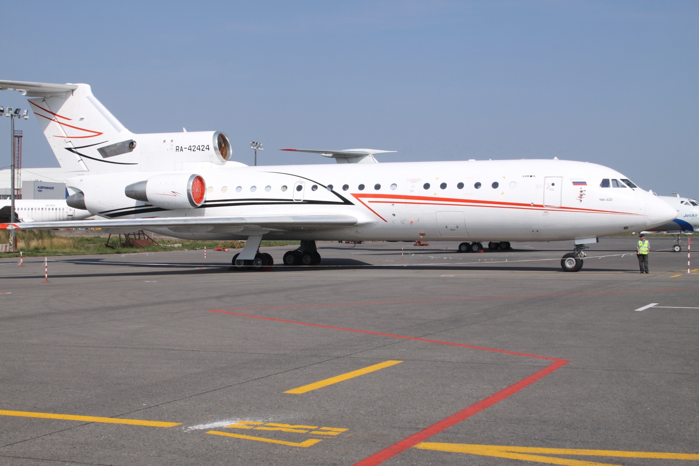 Yak-142 RA-42424 di Lukoil a Mosca-Sheremetyevo
