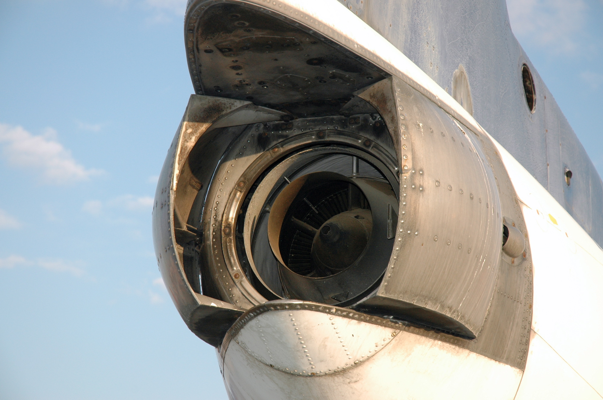 Yak-40, invertitore di spinta