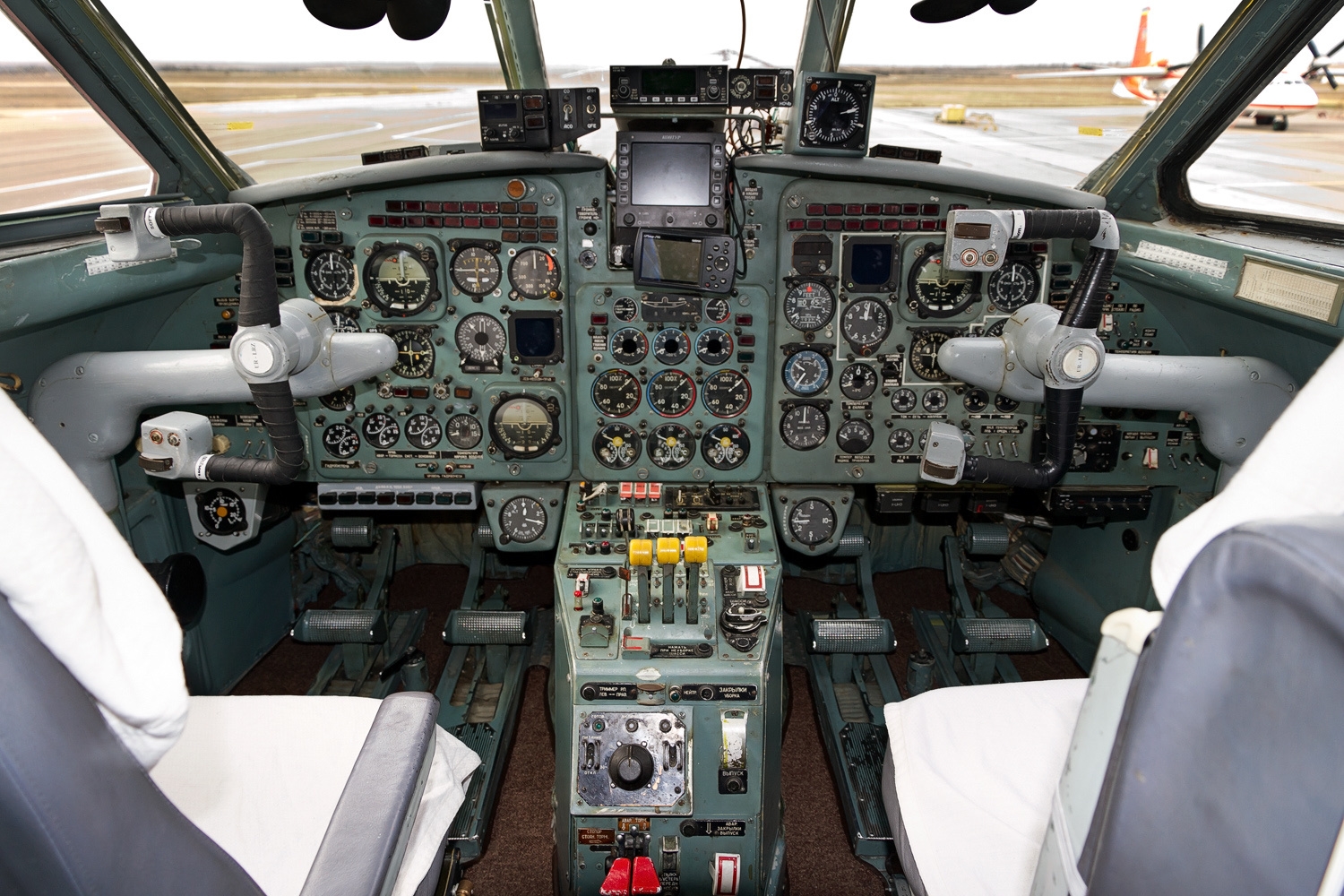 Cabina del Yakovlev Yak-40K (UR LRZ (cn 9641851))