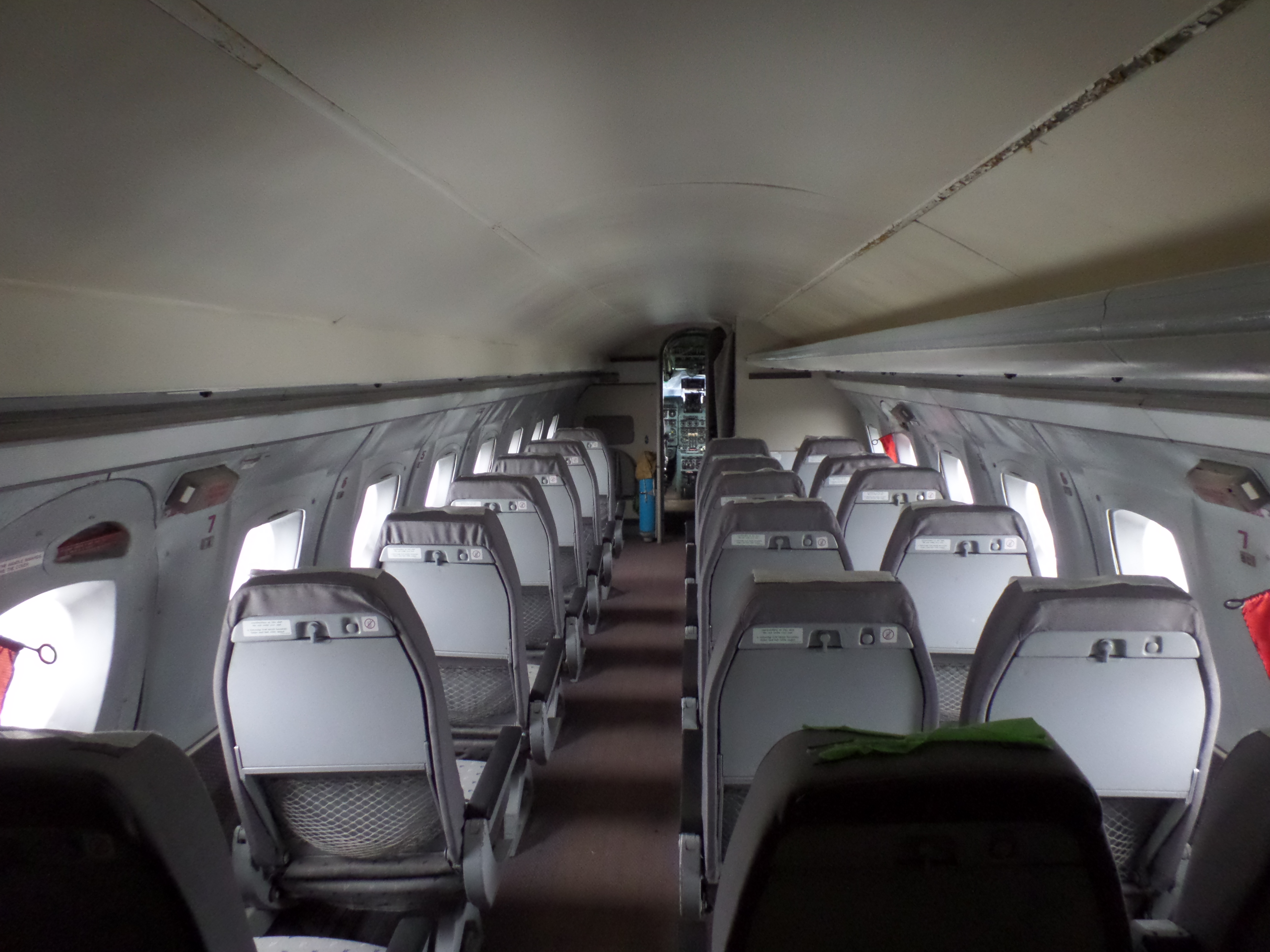 Yakovlev Yak-40 HA-LRA, cabine