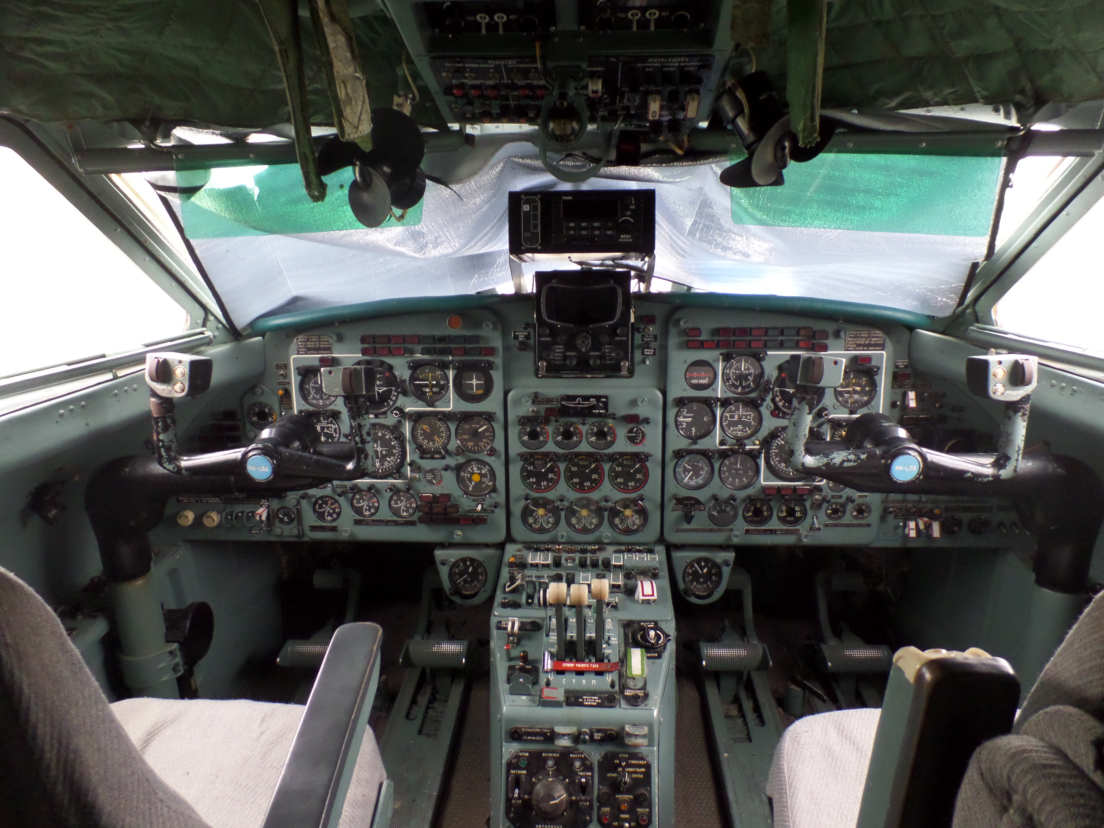 Yakovlev Yak-40 HA LRA cockpit