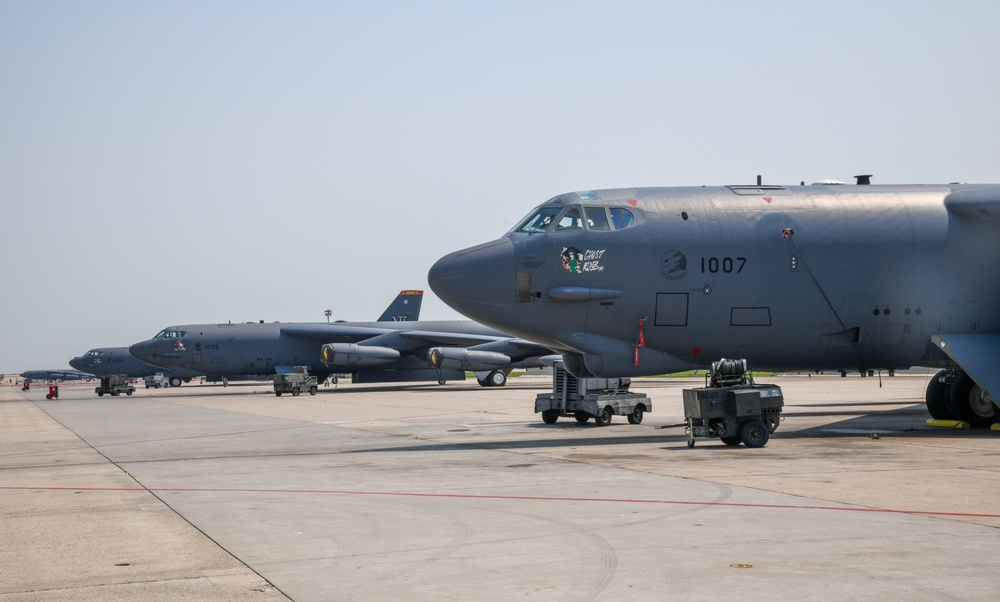B-52H Stratofortress en la línea de vuelo de la Base Aérea de Minot (2021)