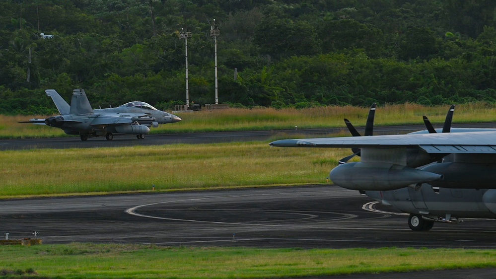 EA-18G Growler de la Marina de EE. UU. rodando hacia pista en Ceiba, Puerto Rico, 22 de diciembre de 2025