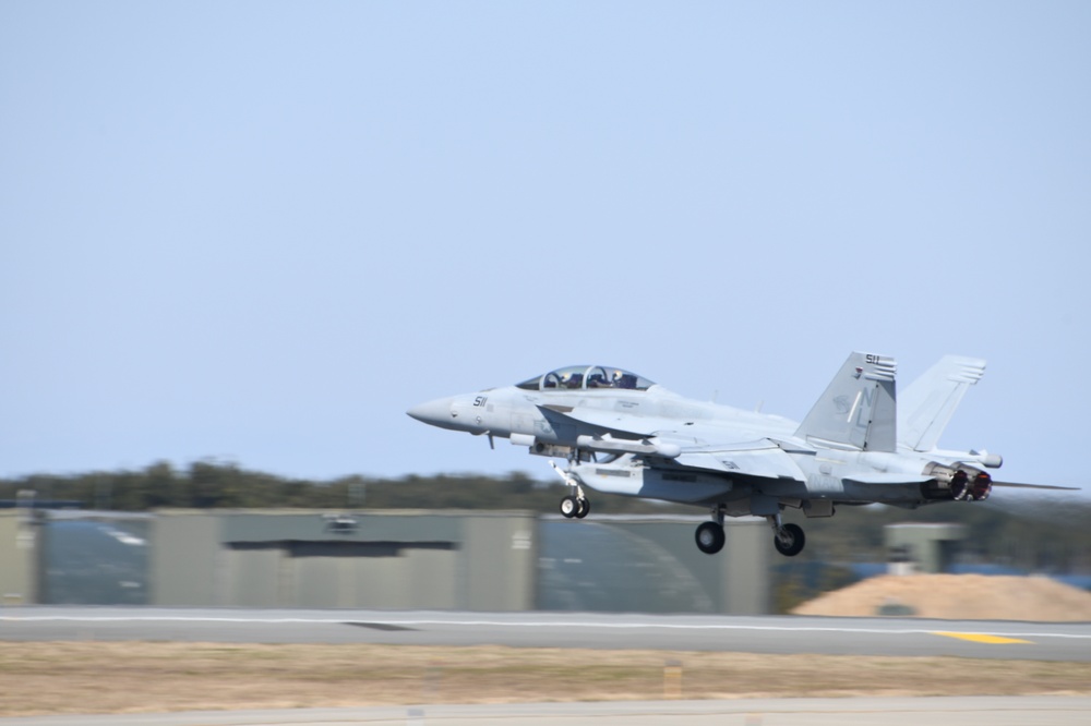 EA-18G Growler de la VAQ-138 'Yellow Jackets' despegando de la base aérea de Misawa, 29 de marzo de 2022