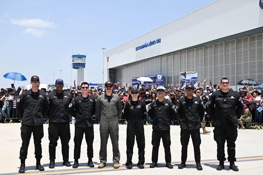 F-35A Demonstration Team vor dem Publikum der FAMEX 2025