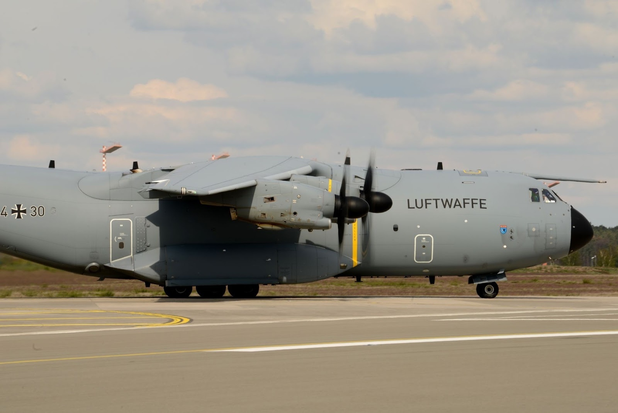 Un Airbus A400M Atlas de la Force aérienne allemande roule sur le tarmac de la base aérienne de Ramstein