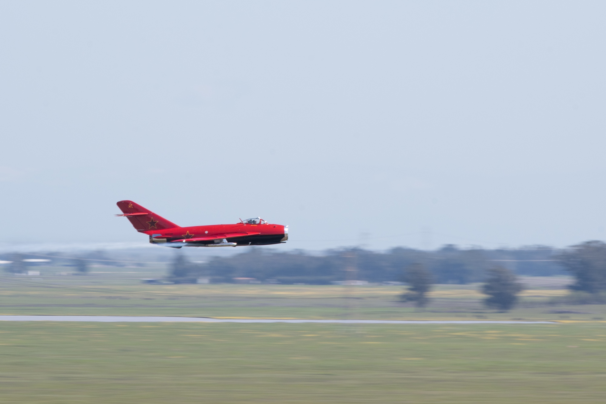 Jason Somes, pilota di MiG-17, esegue manovre acrobatiche a Wings Over Solano