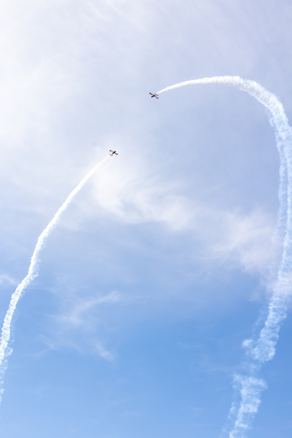Ken Rieder e Austin Rieder, piloti di RV-8 di Redline Airshows, eseguono una manovra a specchio