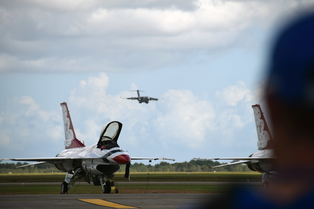 Les F-16C des Thunderbirds sur la voie de circulation pendant l'atterrissage d'un C-17, Wings Over Houston 2019