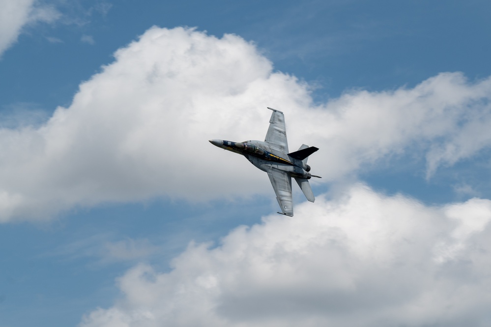 Das Rhino-Team der US Navy zeigt die Leistung des Super Hornet bei einer Flugshow