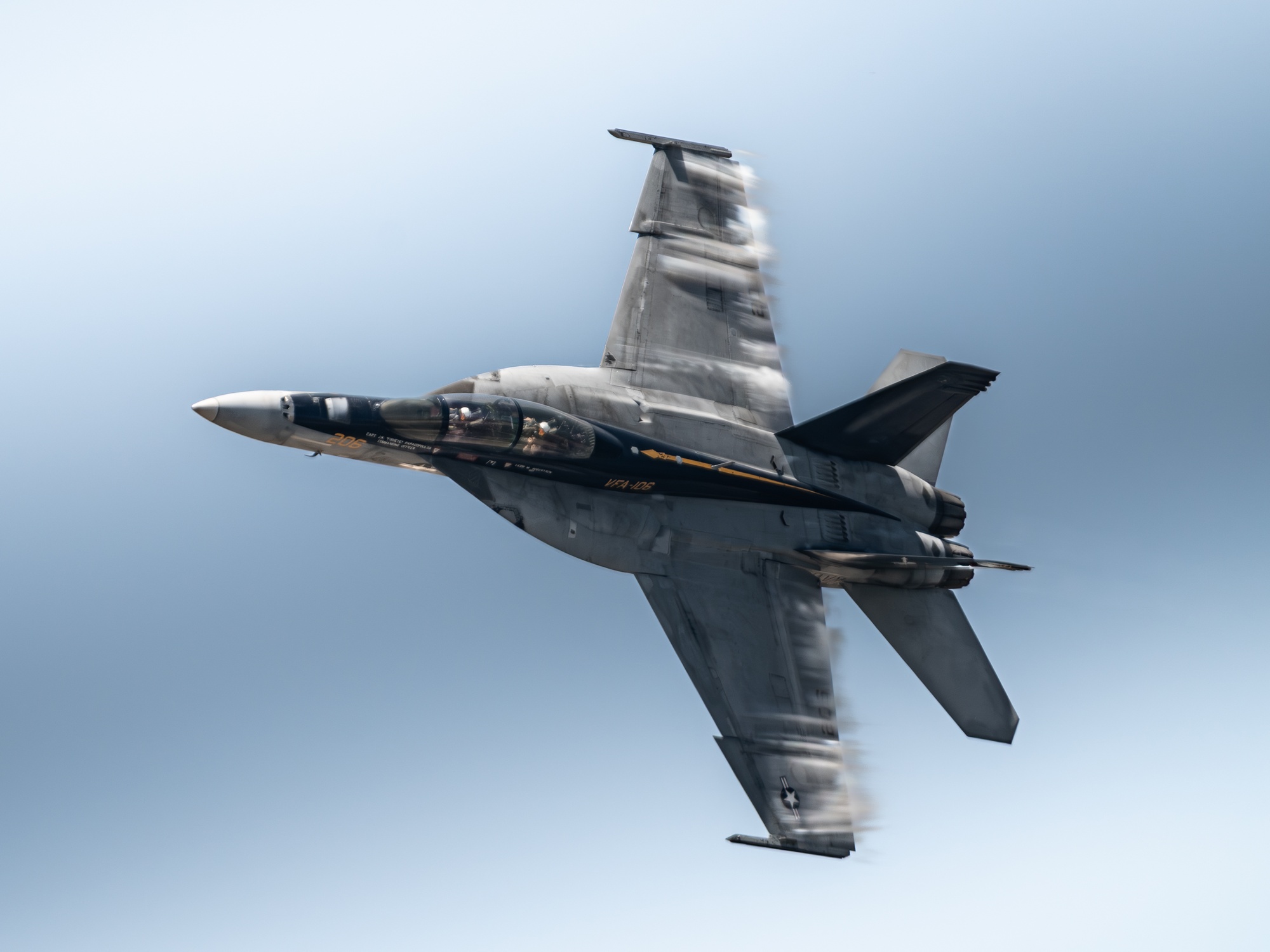 L'équipe de démonstration F/A-18F Super Hornet de l'US Navy se produit au Wings Over South Texas Air Show, mai 2025