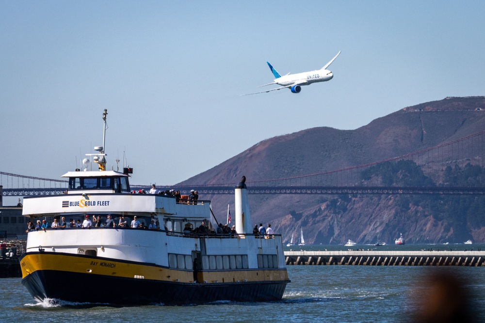 Boeing 777 di United Airlines sopra il Golden Gate Bridge, SF Fleet Week 2023