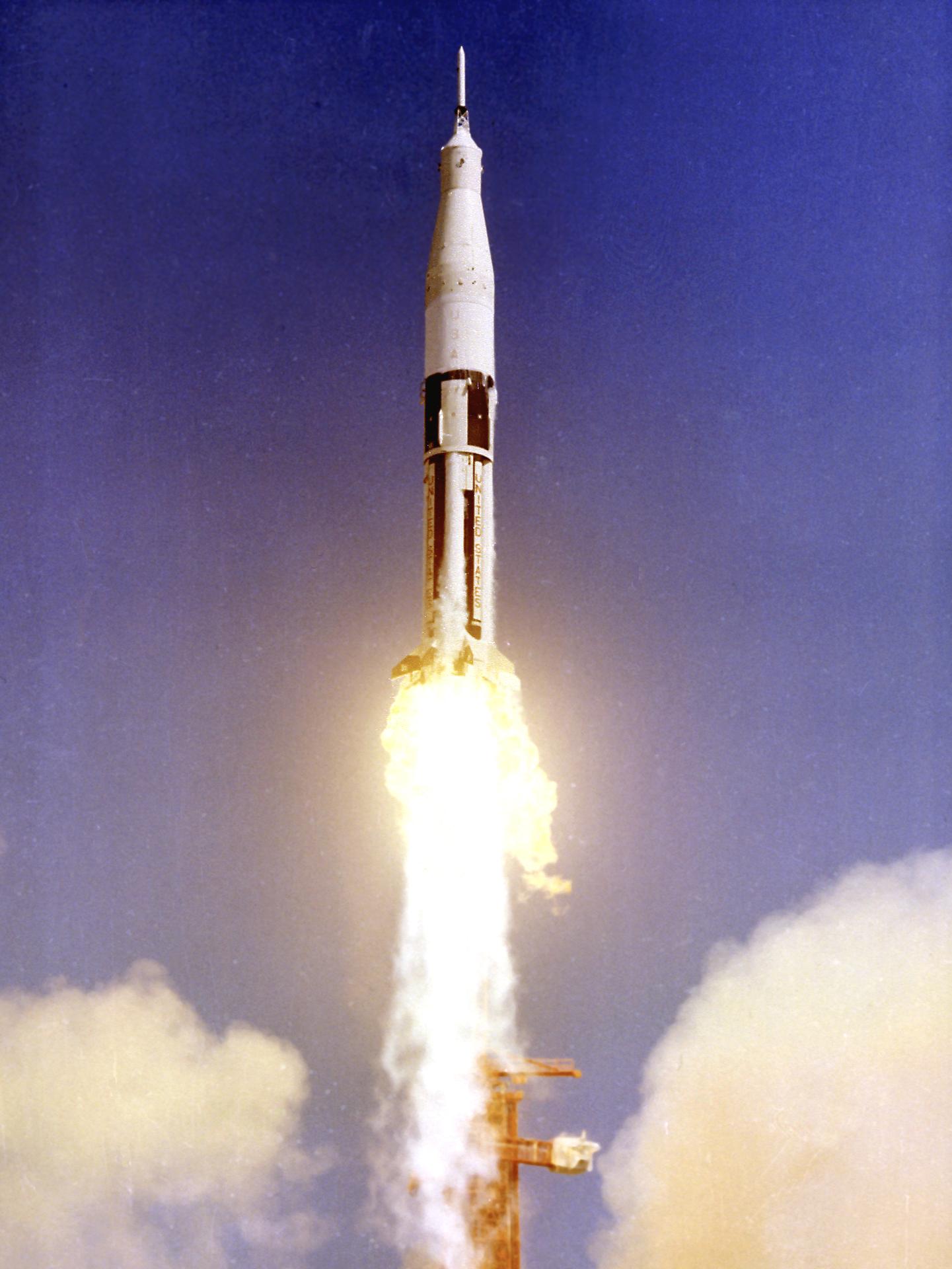 O AS-201, o primeiro Saturn IB, descola de Cabo Canaveral, 26 de fevereiro de 1966