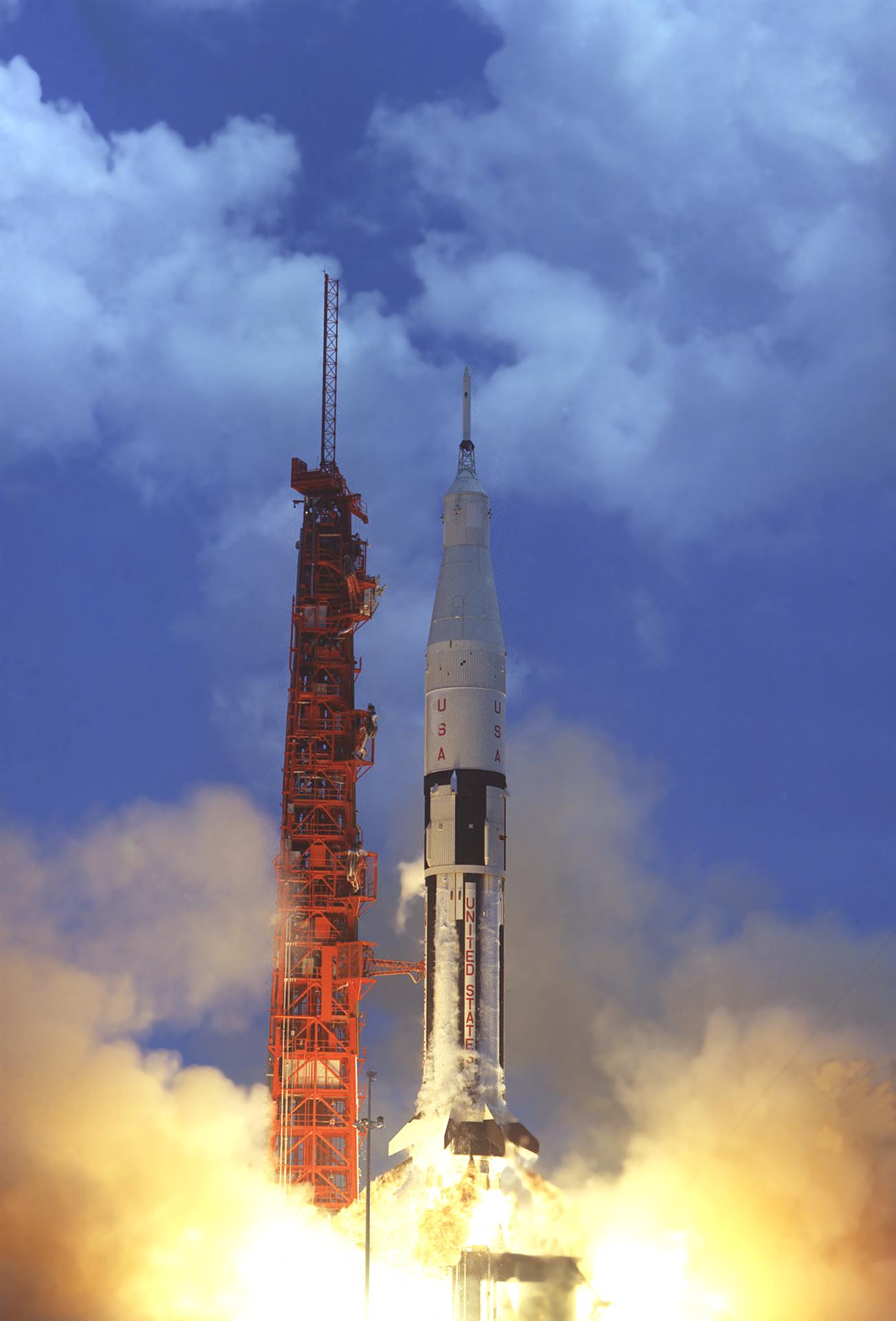 El AS-202, el segundo Saturn IB, despega de Cabo Cañaveral, 25 de agosto de 1966