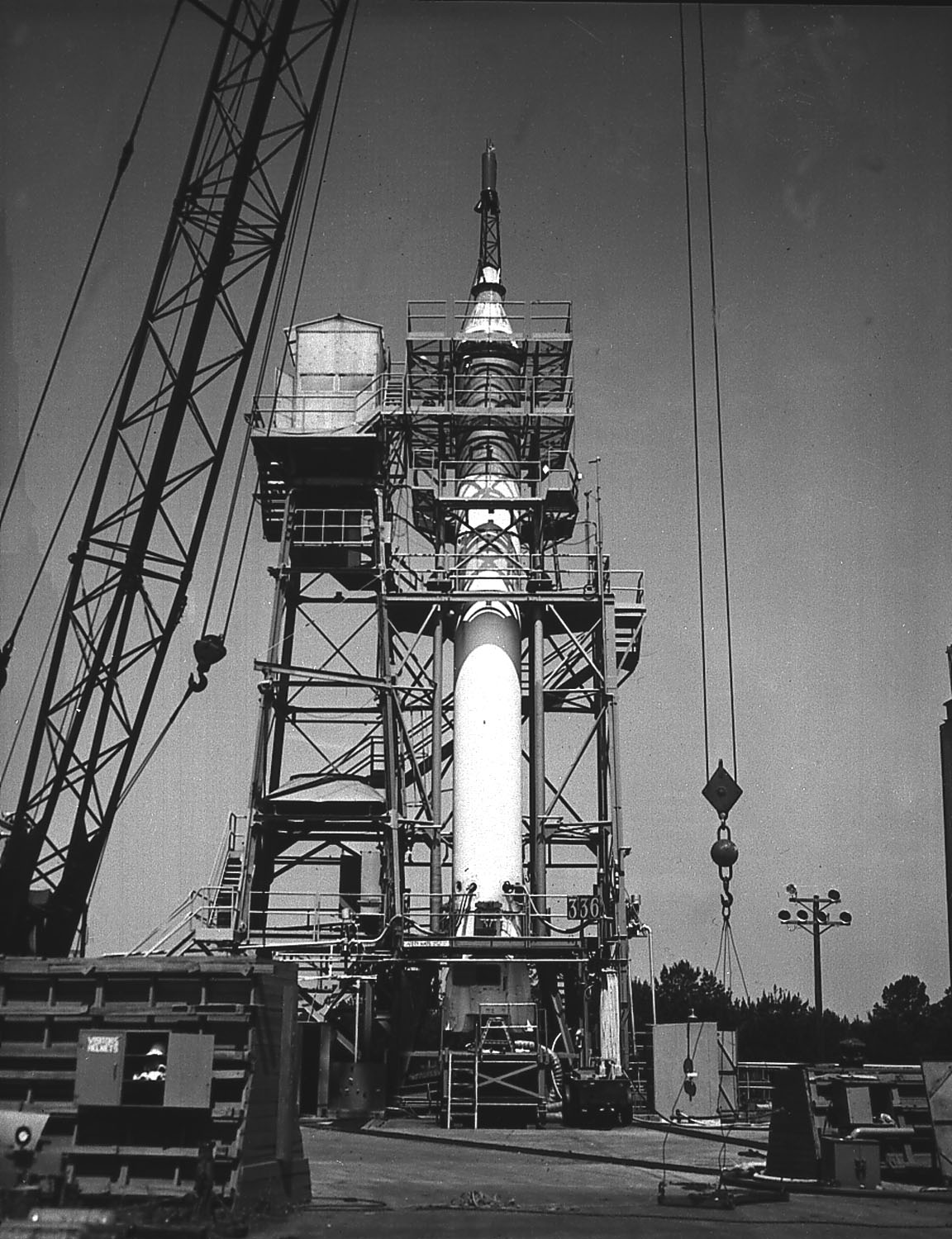 Un lanceur Mercury-Redstone en attente de l'essai de mise à feu au banc d'essais Redstone