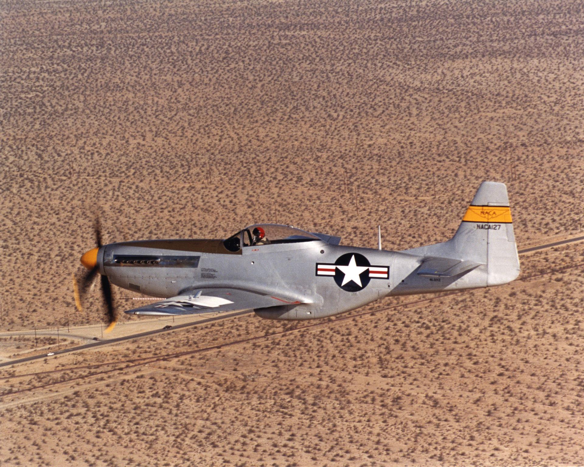 Um P-51D Mustang restaurado da NACA em voo