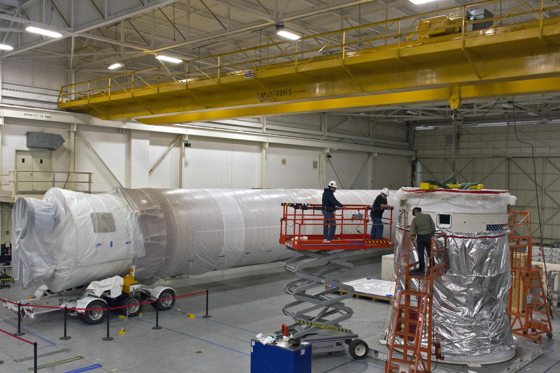Montage de l'étage arrière de l'Atlas V d'InSight à Vandenberg Air Force Base