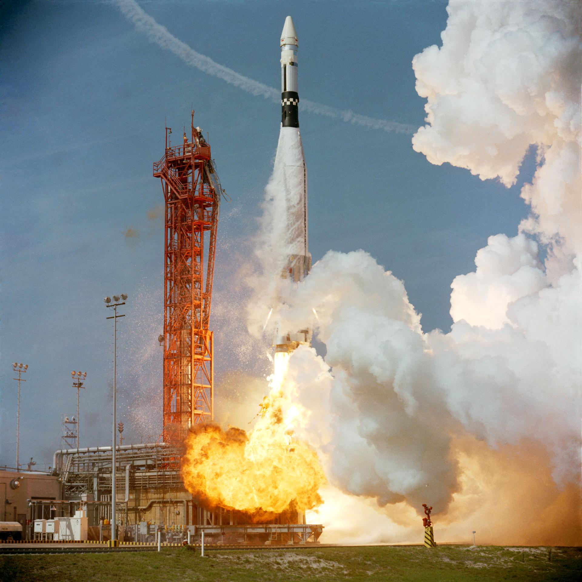 Un véhicule cible d'amarrage Agena décolle sur un Atlas, 16 mars 1966