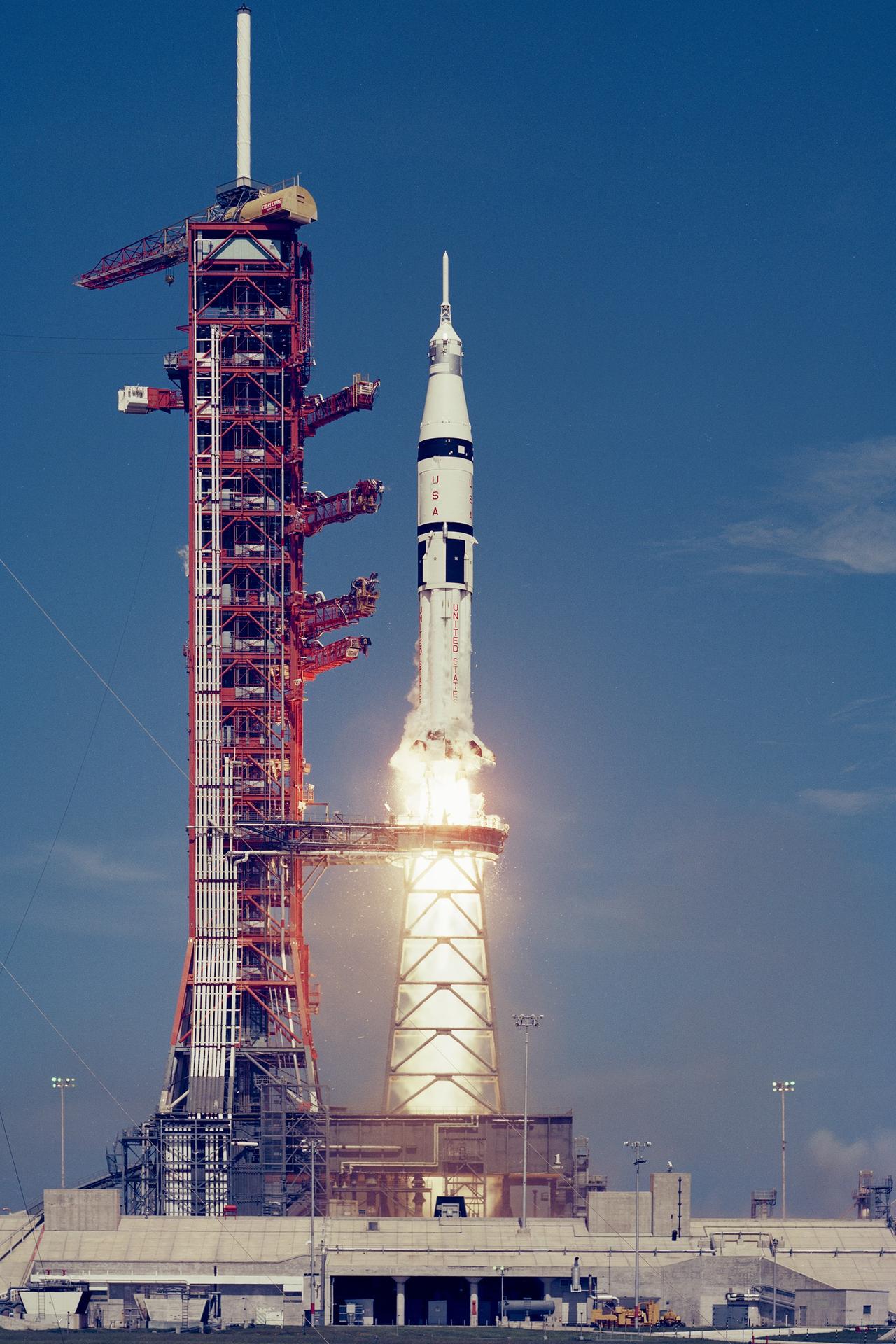 Le Saturn IB de l'Apollo-Soyuz Test Project quitte le complexe de lancement 39B, 15 juillet 1975