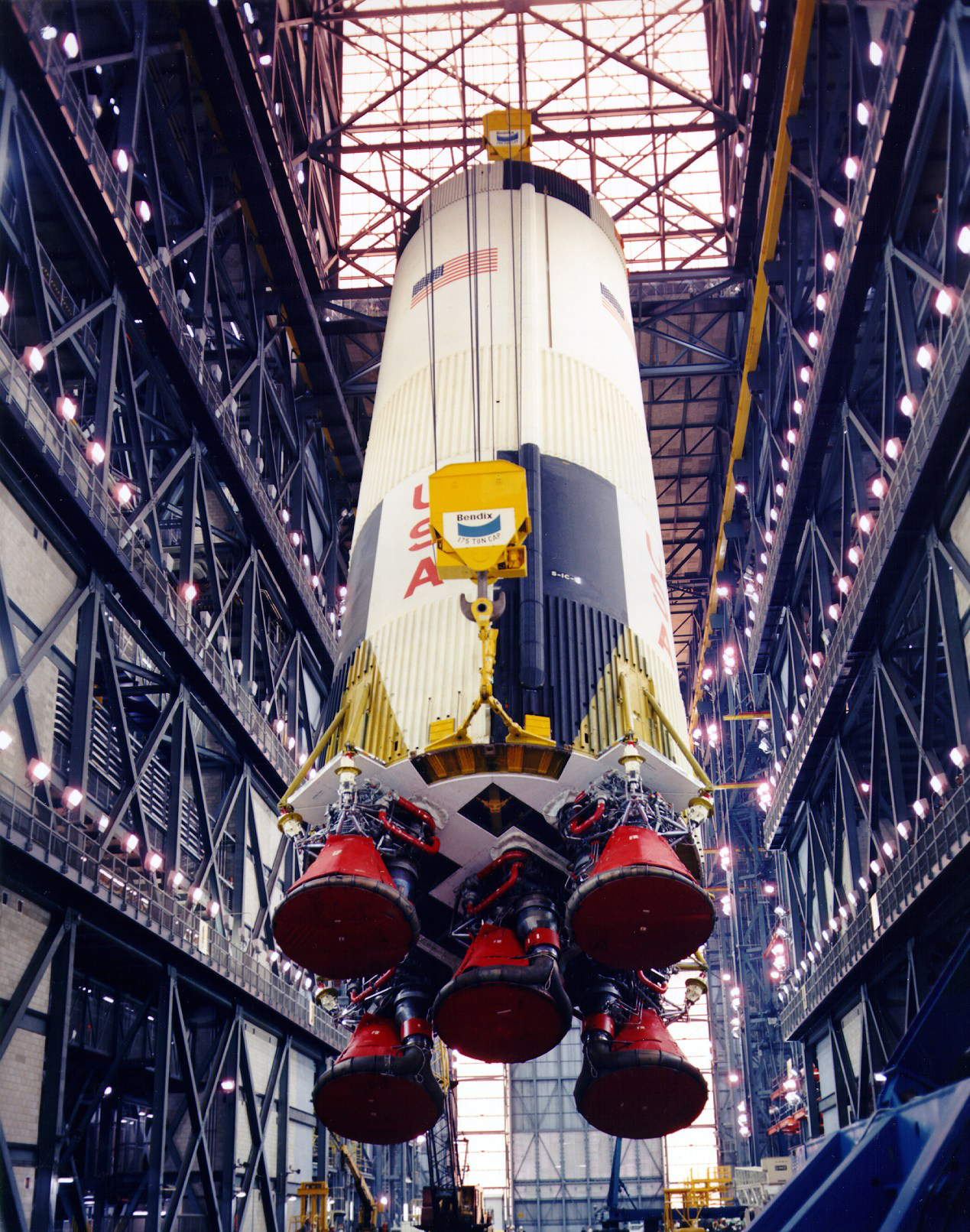 O primeiro andar S-IC do Saturn V do Apollo 10 içado por uma grua no edifício de montagem de veículos