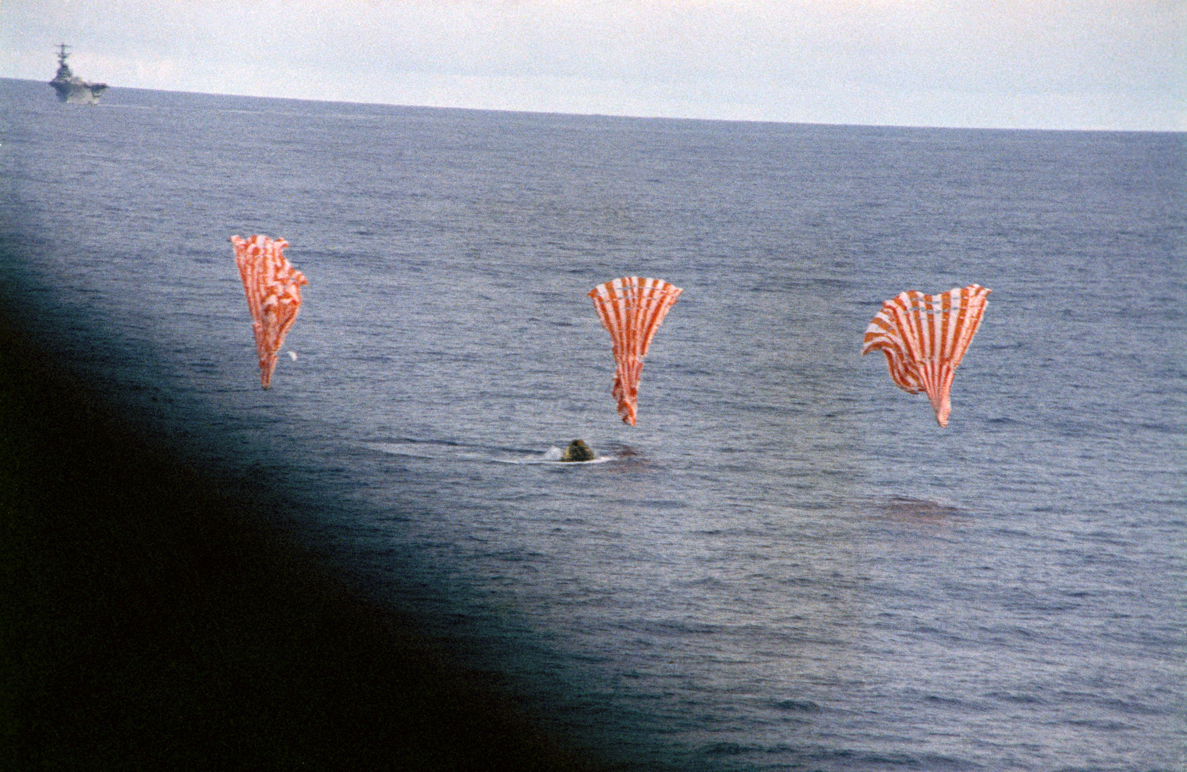 Amerizaje de la nave Apolo 13 en el océano Pacífico Sur