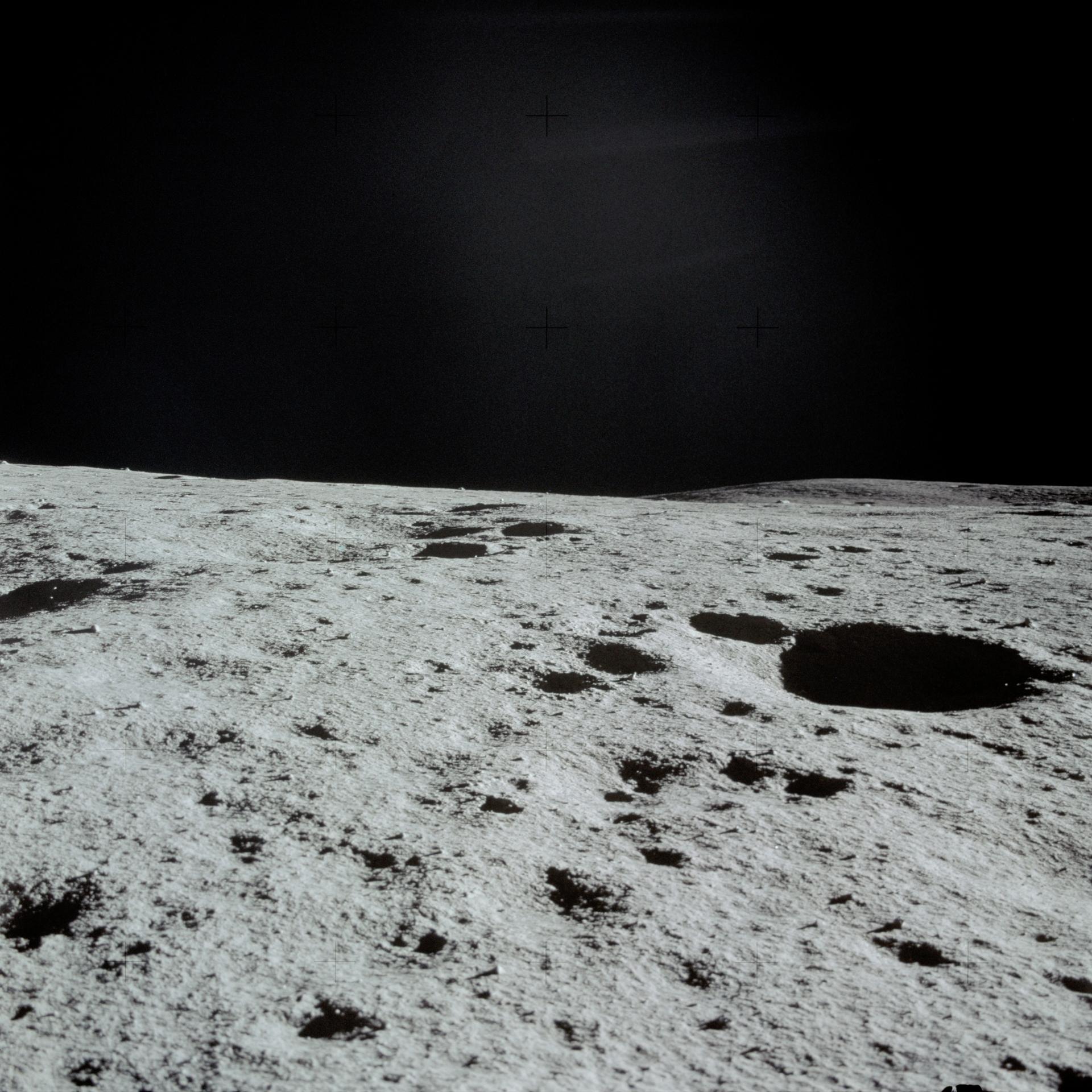 Immagine della missione Apollo 14 - Vista della superficie lunare verso l'orizzonte nordorientale.