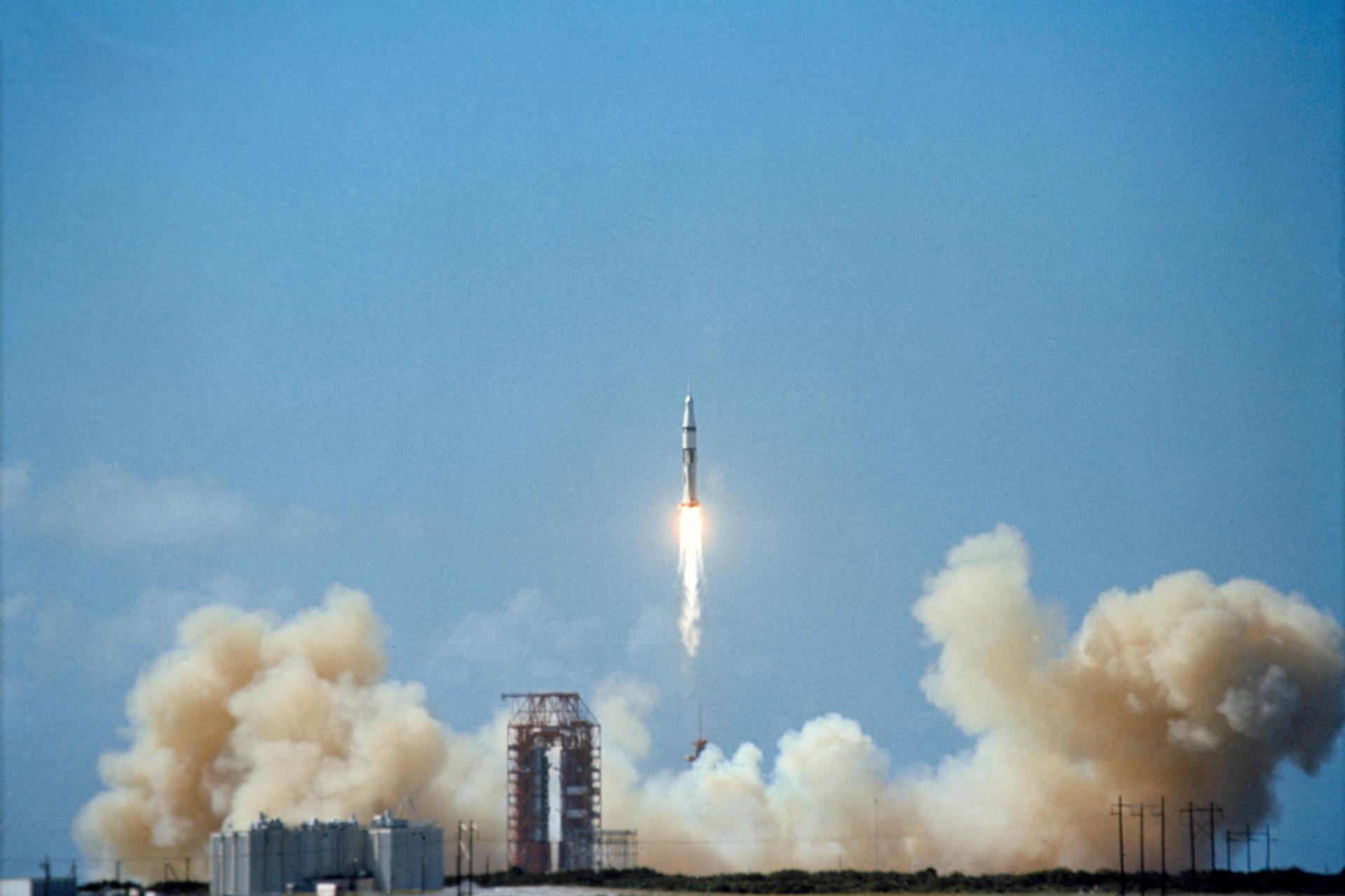 El Saturn IB del Apolo 7 ascendiendo desde el Complejo de Lanzamiento 34 del Centro Espacial Kennedy