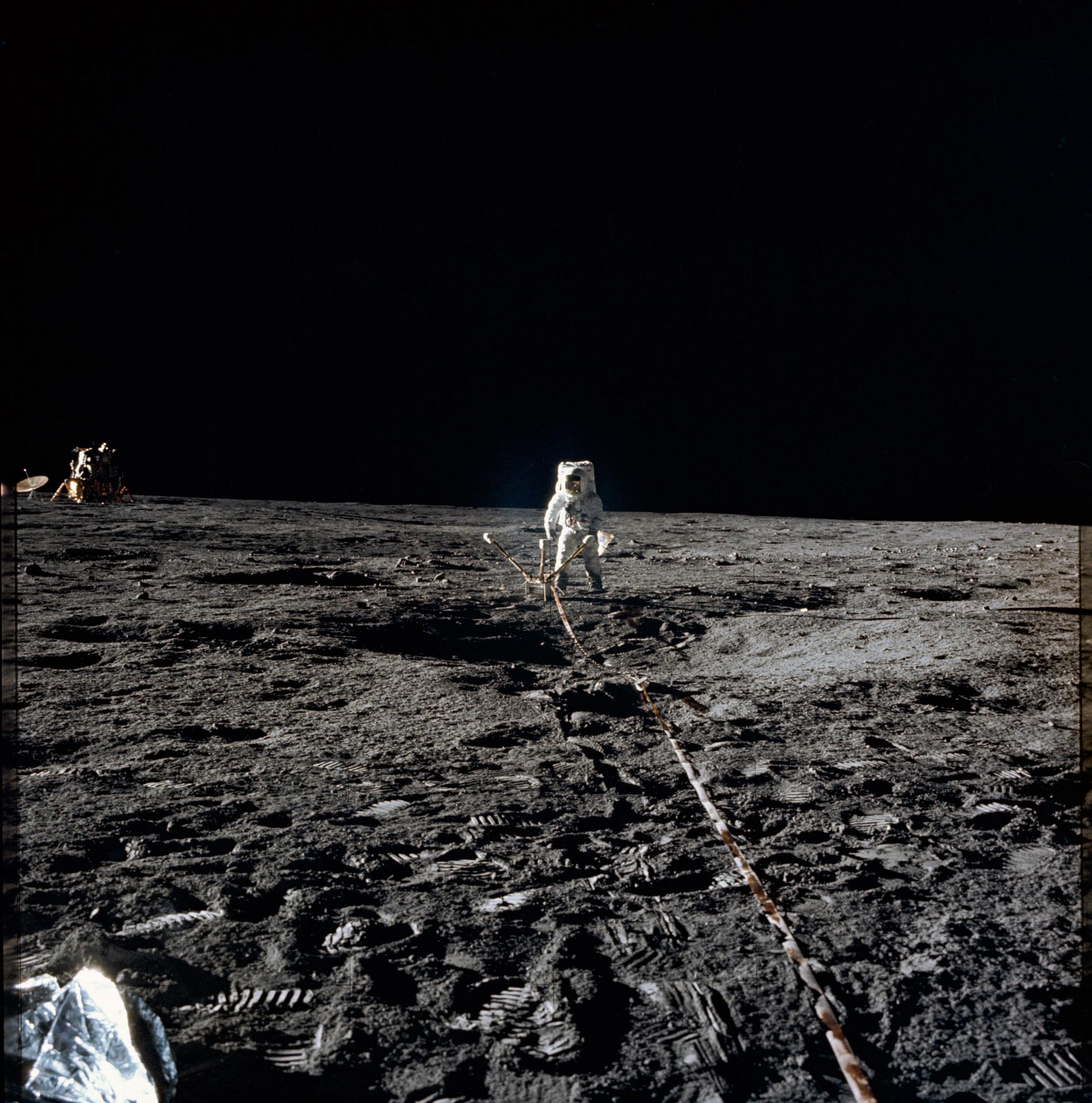 L'astronauta Alan Bean dispiega il magnetometro di superficie lunare sulla superficie lunare