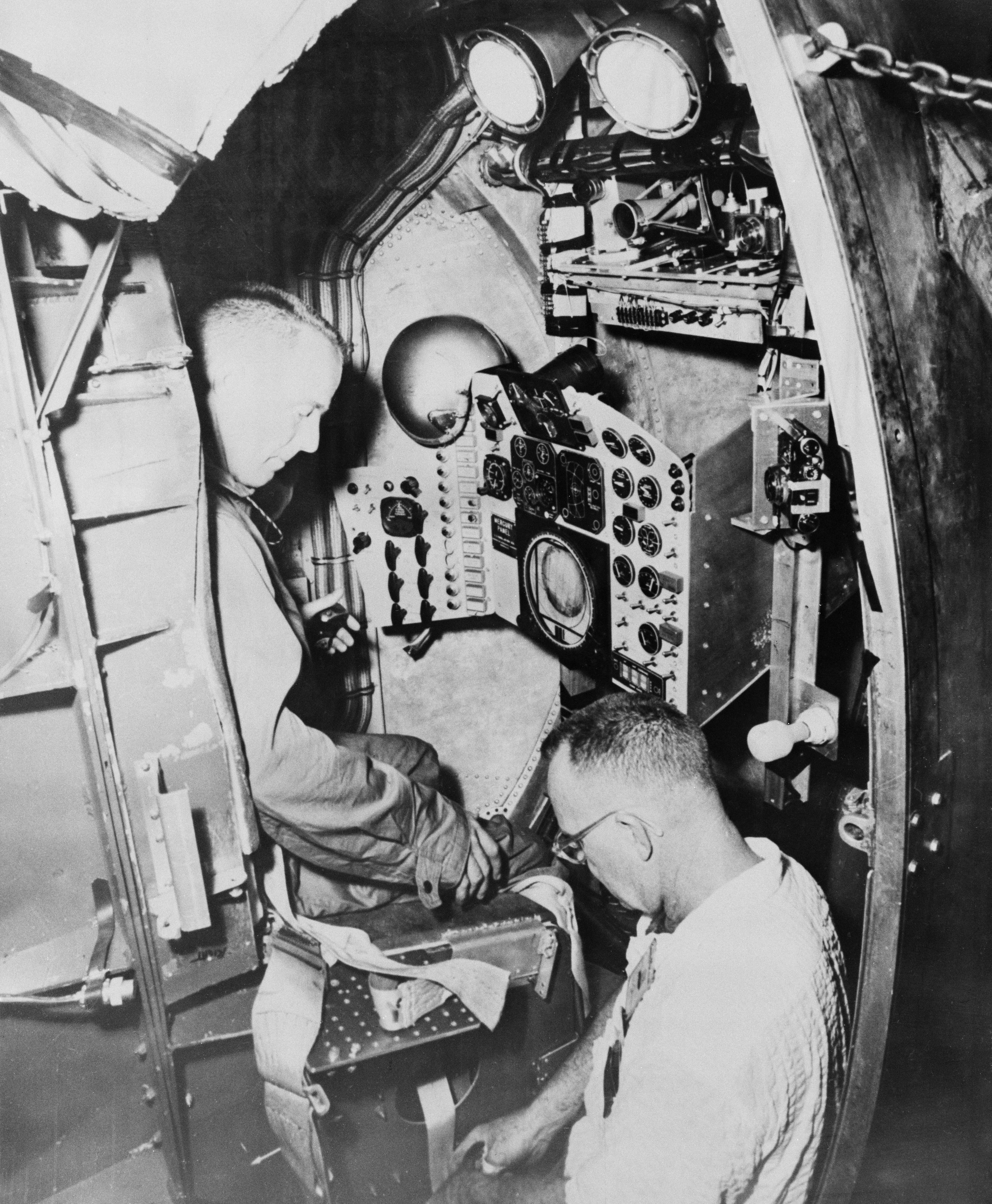 Astronauta Scott Carpenter durante entrenamiento en centrifugadora, entrenamiento común del programa (B59-00570)