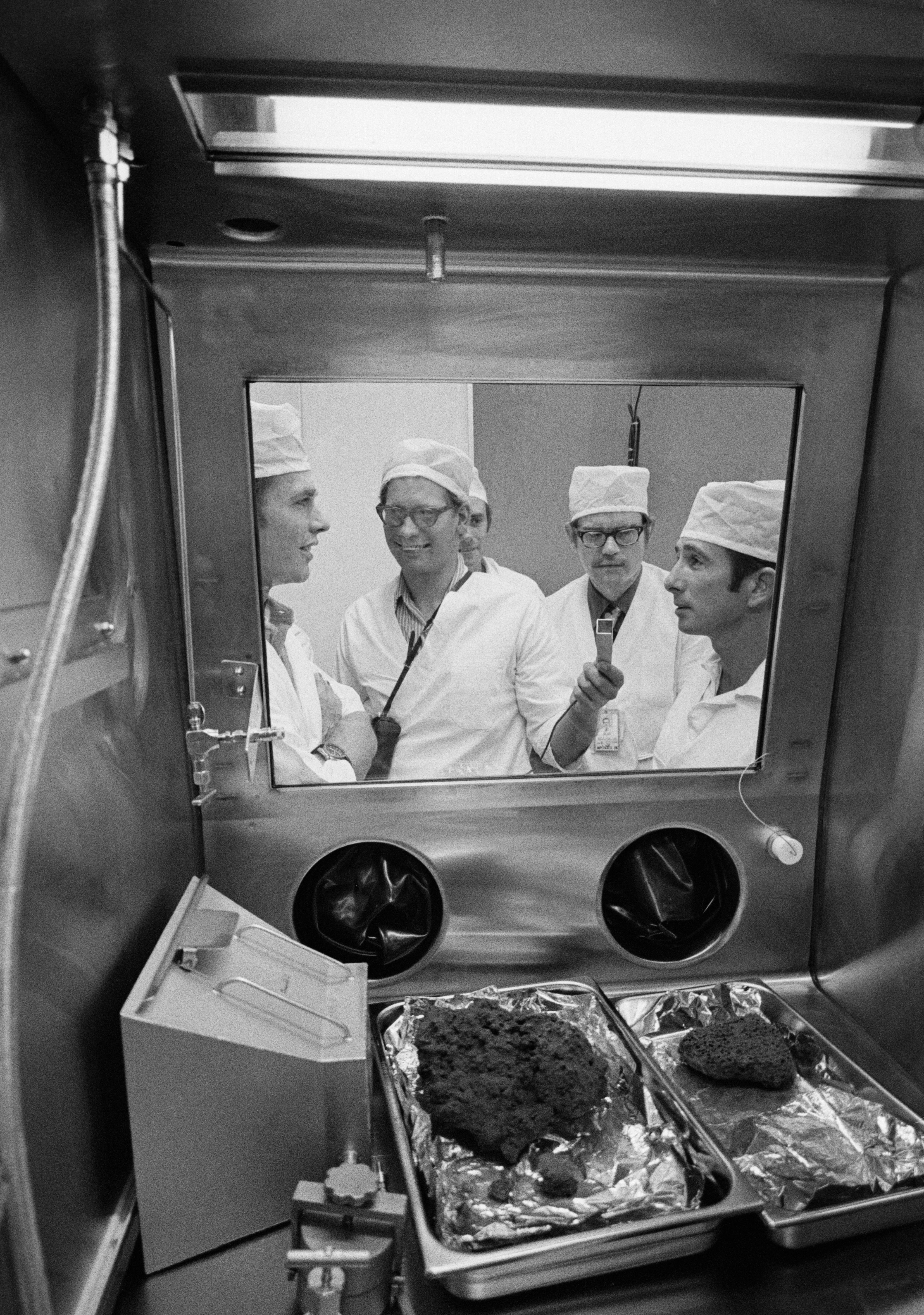 Les astronautes Scott et Irwin rejoignent des géologues pour examiner les échantillons d'Apollo 15