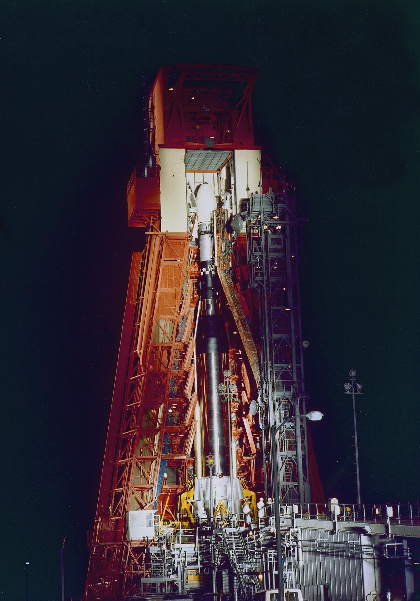 El Atlas Agena con la Mariner V en la rampa de lanzamiento, 14 de junio de 1967