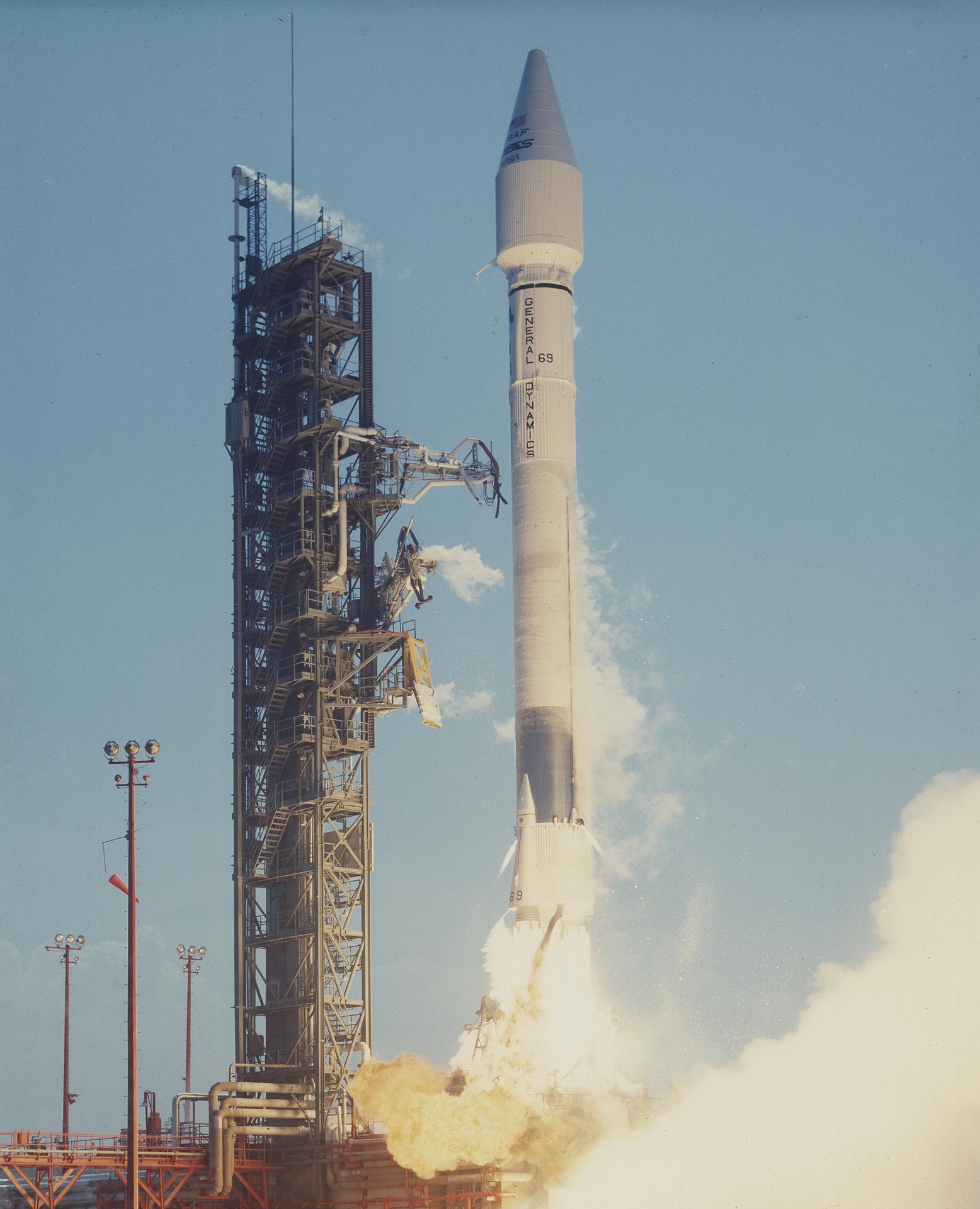 Atlas Centaur AC-69 décolle du complexe 36B de Cap Canaveral