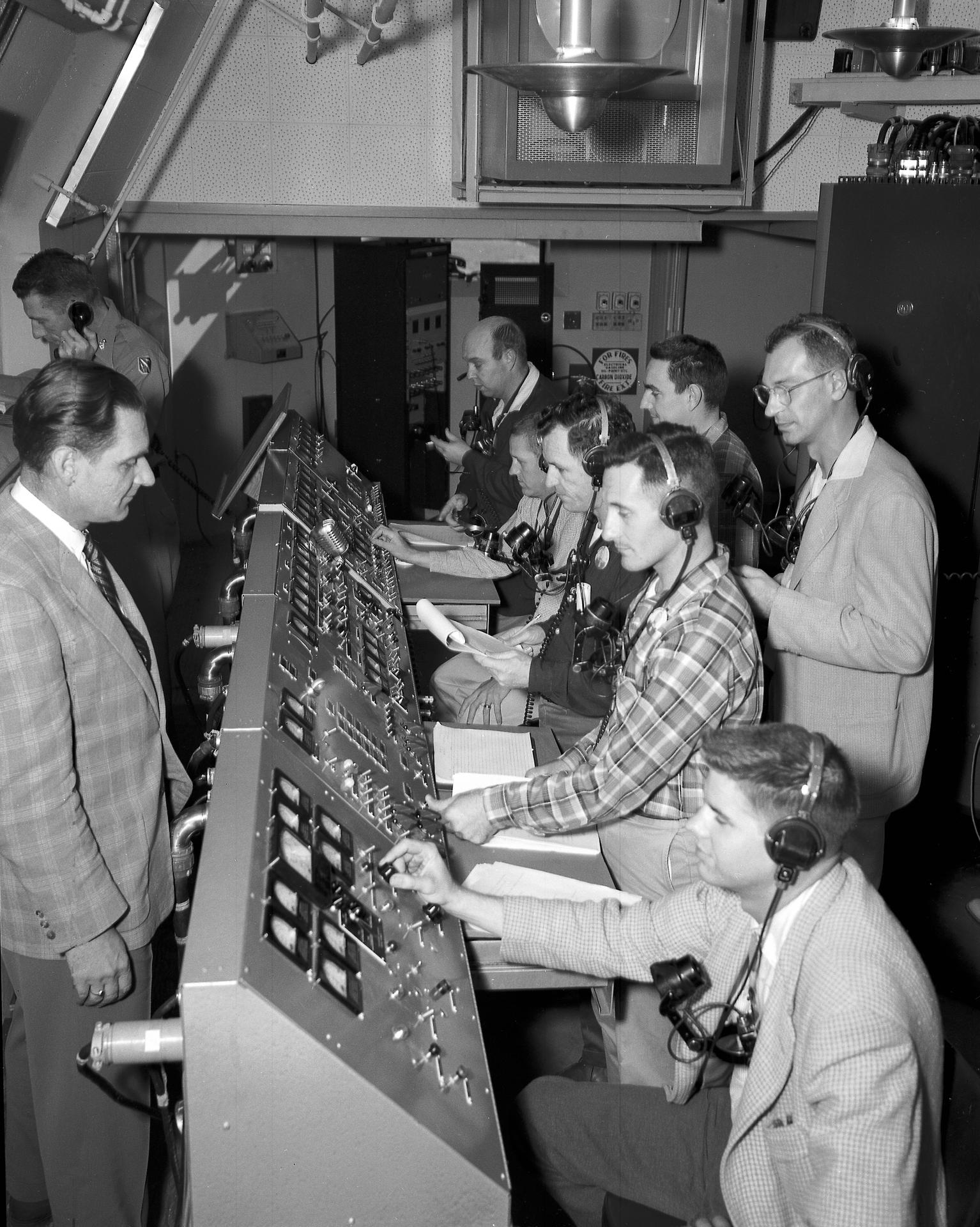 Activité dans le blockhaus pendant le lancement d'Explorer 1 par le Juno I