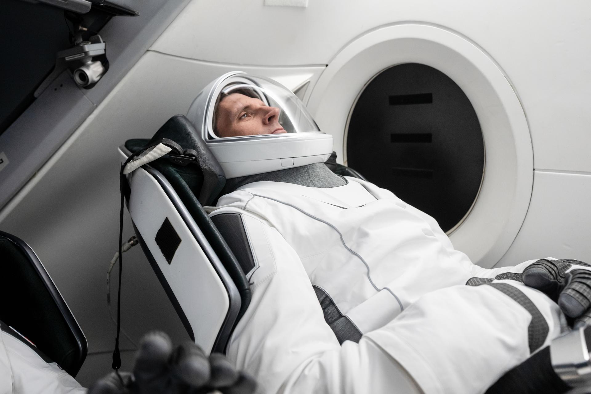 Der CSA-Astronaut Josh Kutryk sitzt in einer Attrappe des Dragon-Raumschiffs